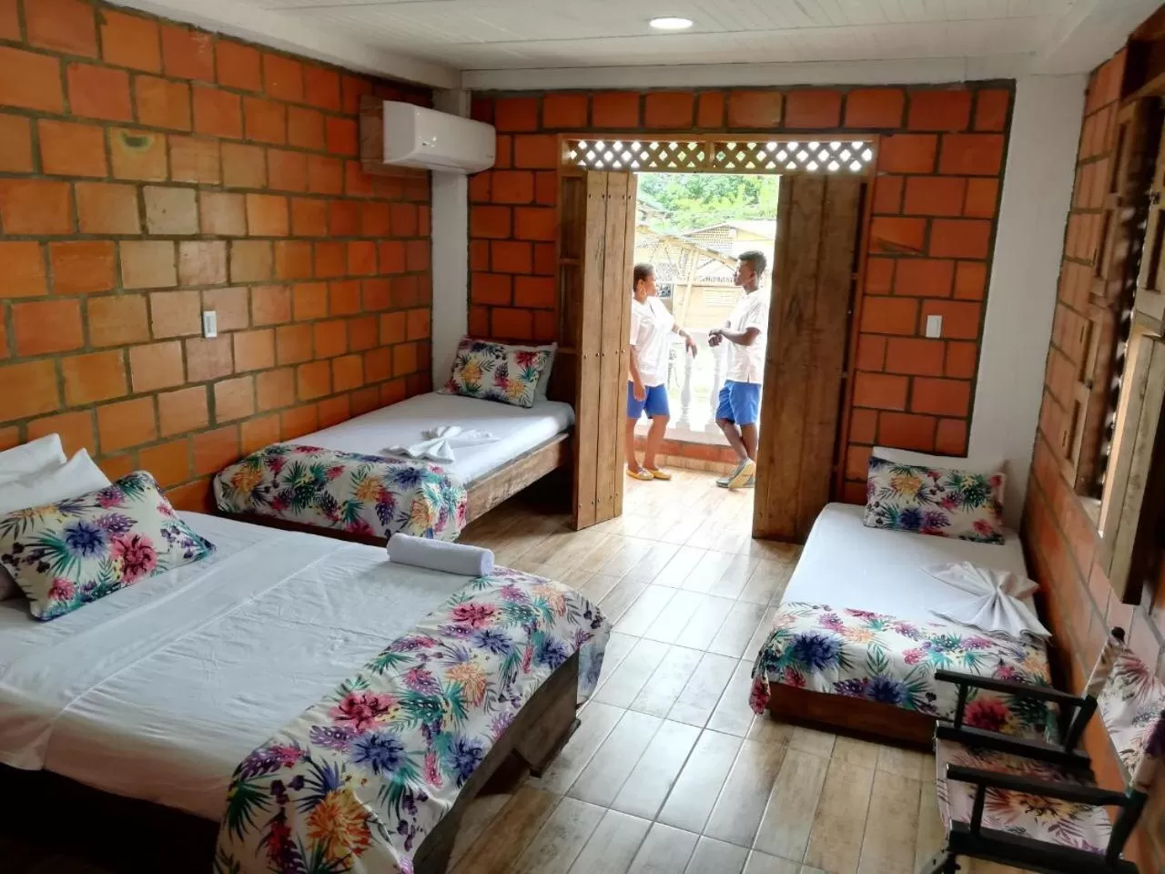 Staff, Bed in Hotel Acuali Nuqui