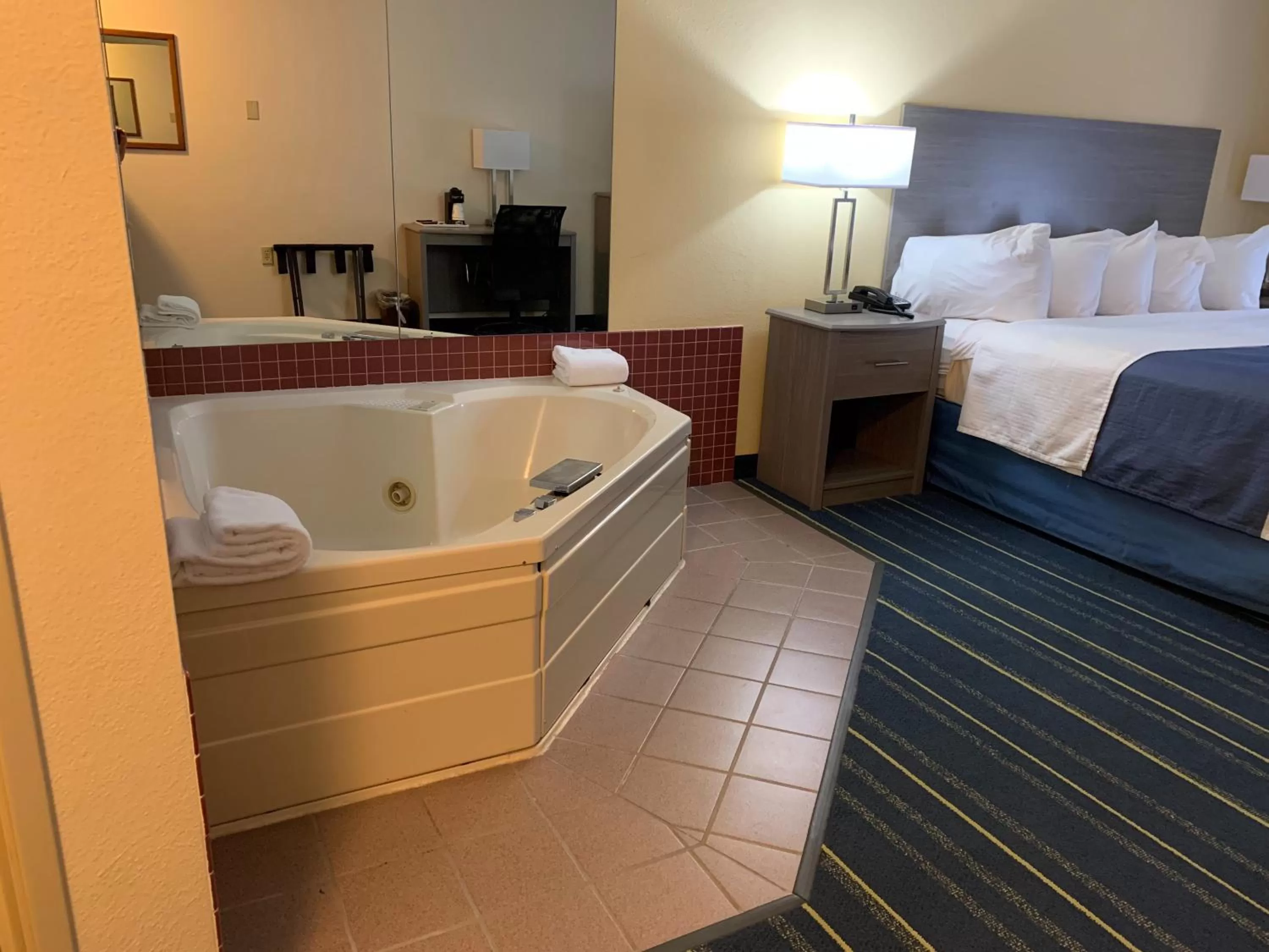 Hot Tub, Bed in Days Inn by Wyndham Hinckley