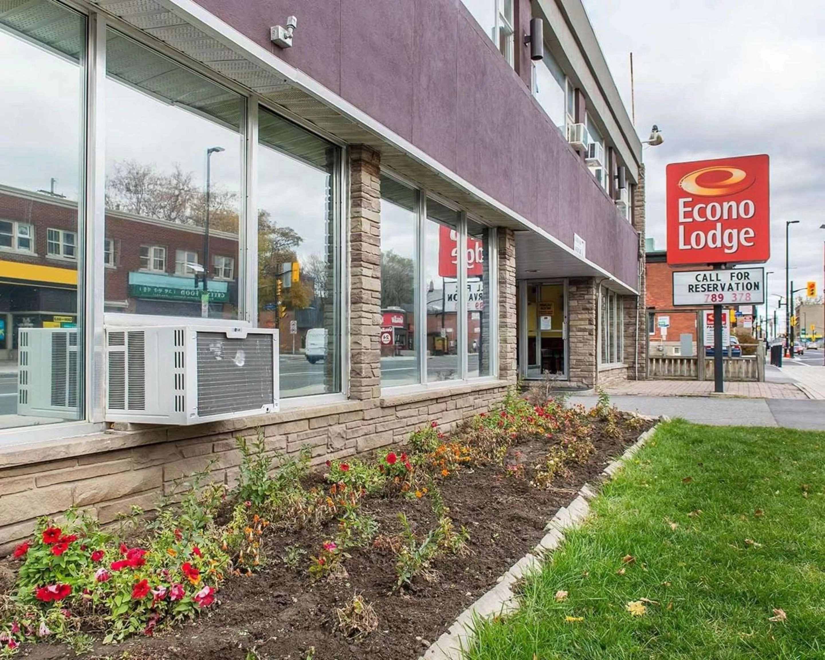 Property building in Econo Lodge Downtown