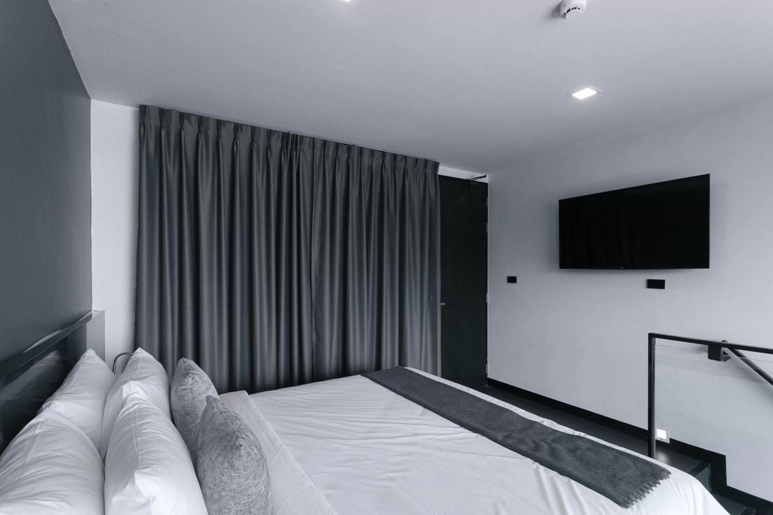 TV and multimedia, Bed in CREW Hotel