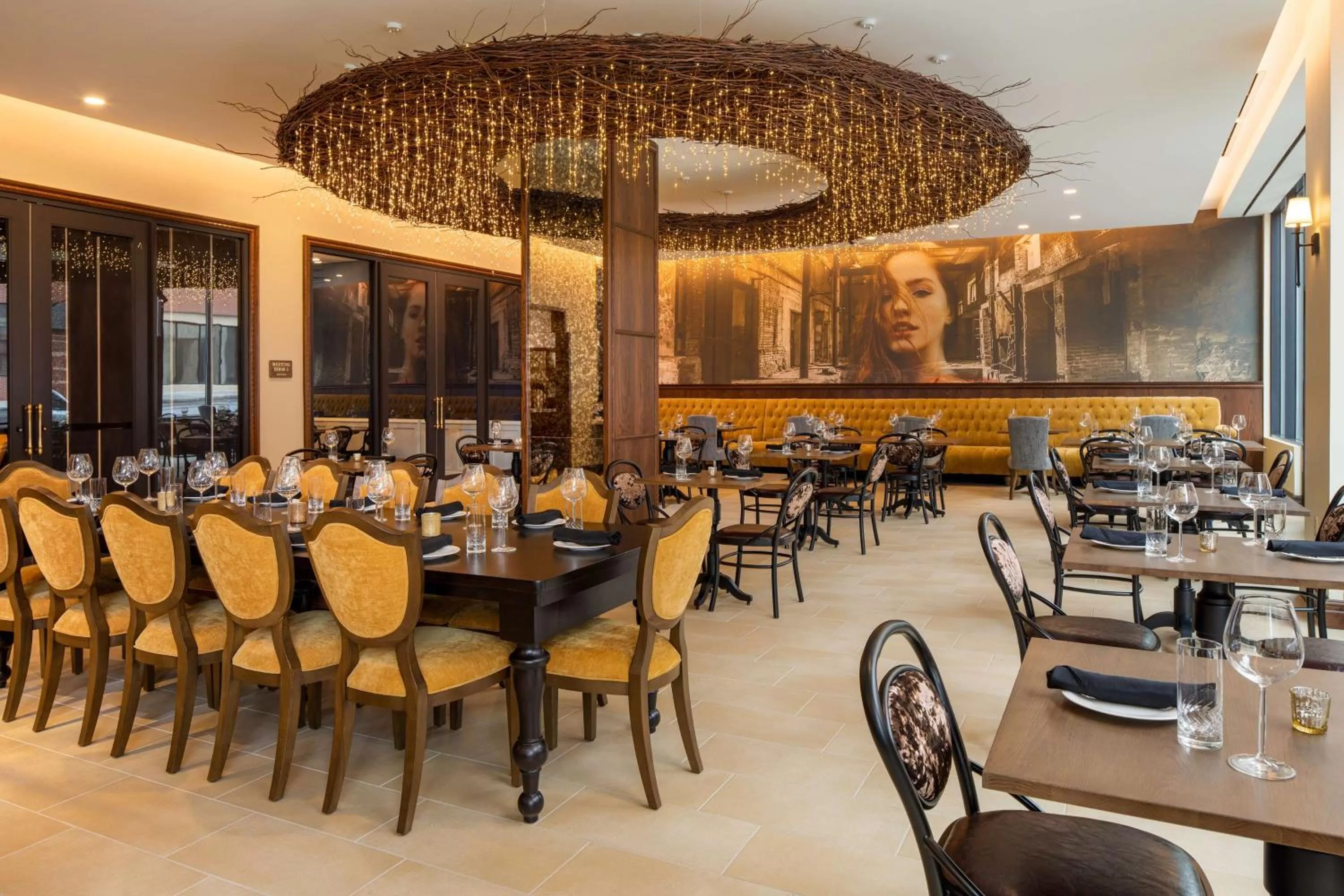 Lounge or bar in The Peregrine Omaha Downtown Curio Collection By Hilton