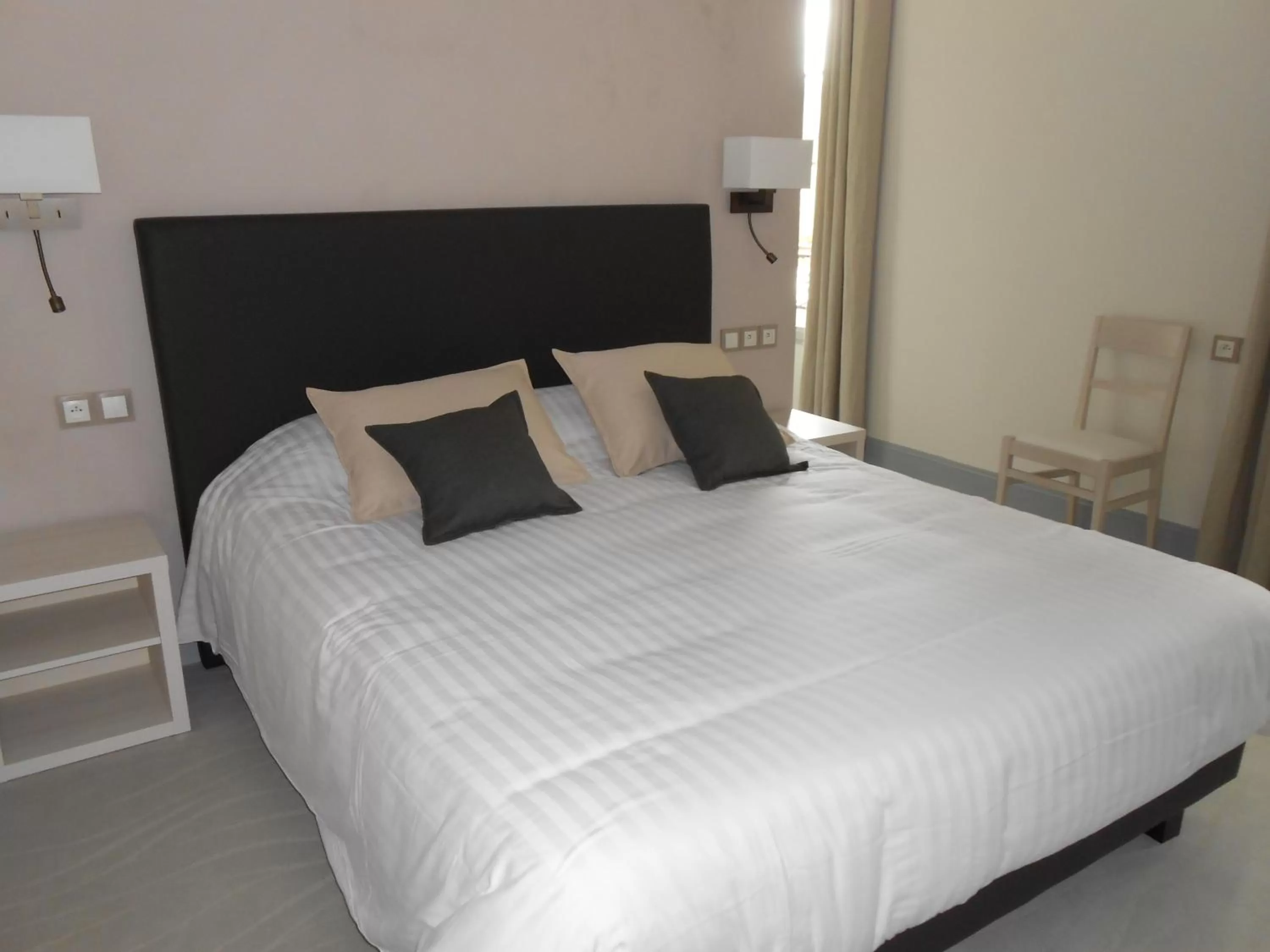 Bed in Logis- Hôtel Spa Restaurant l'Epicurial