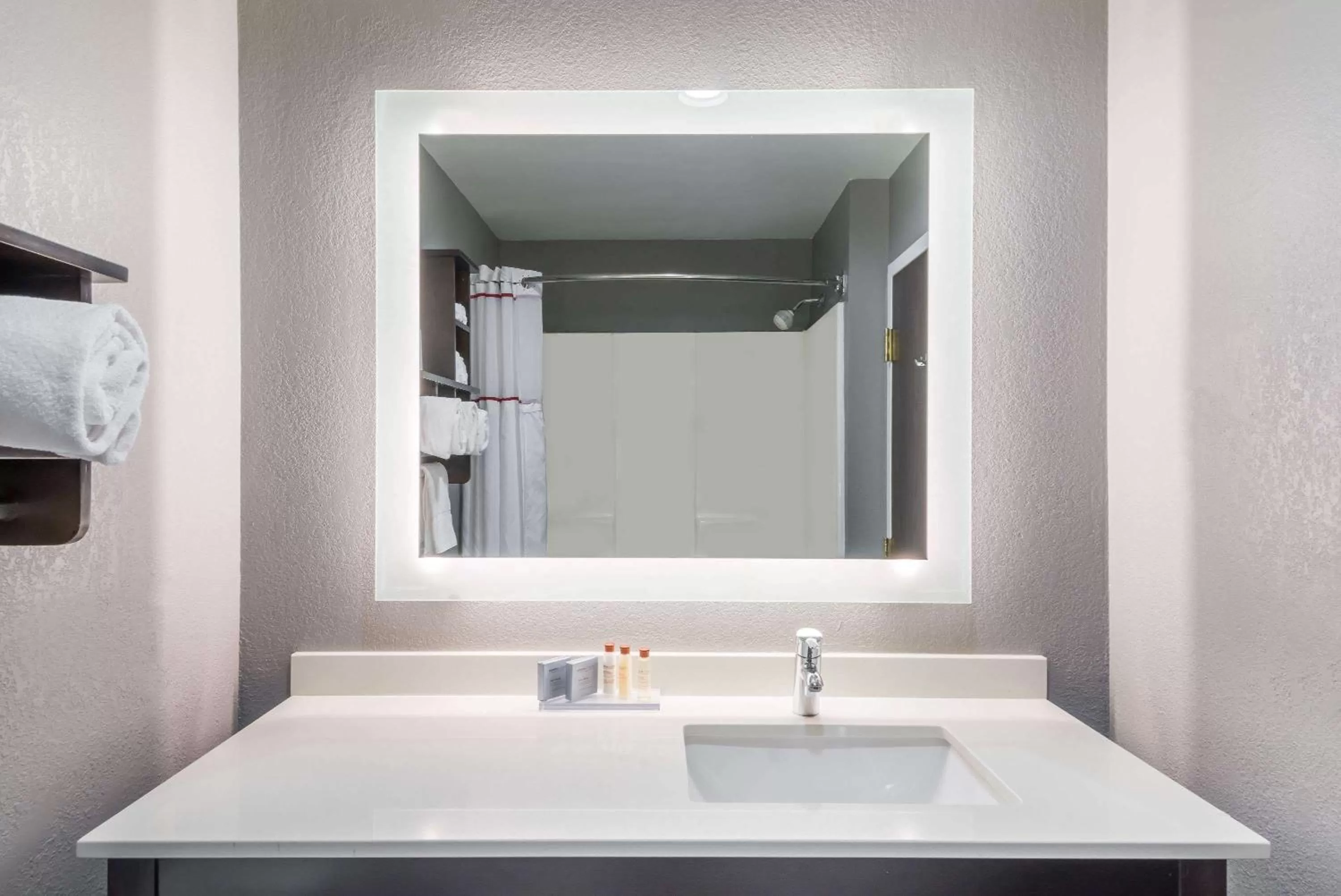 Bathroom in Hawthorn Extended Stay by Wyndham Columbus West