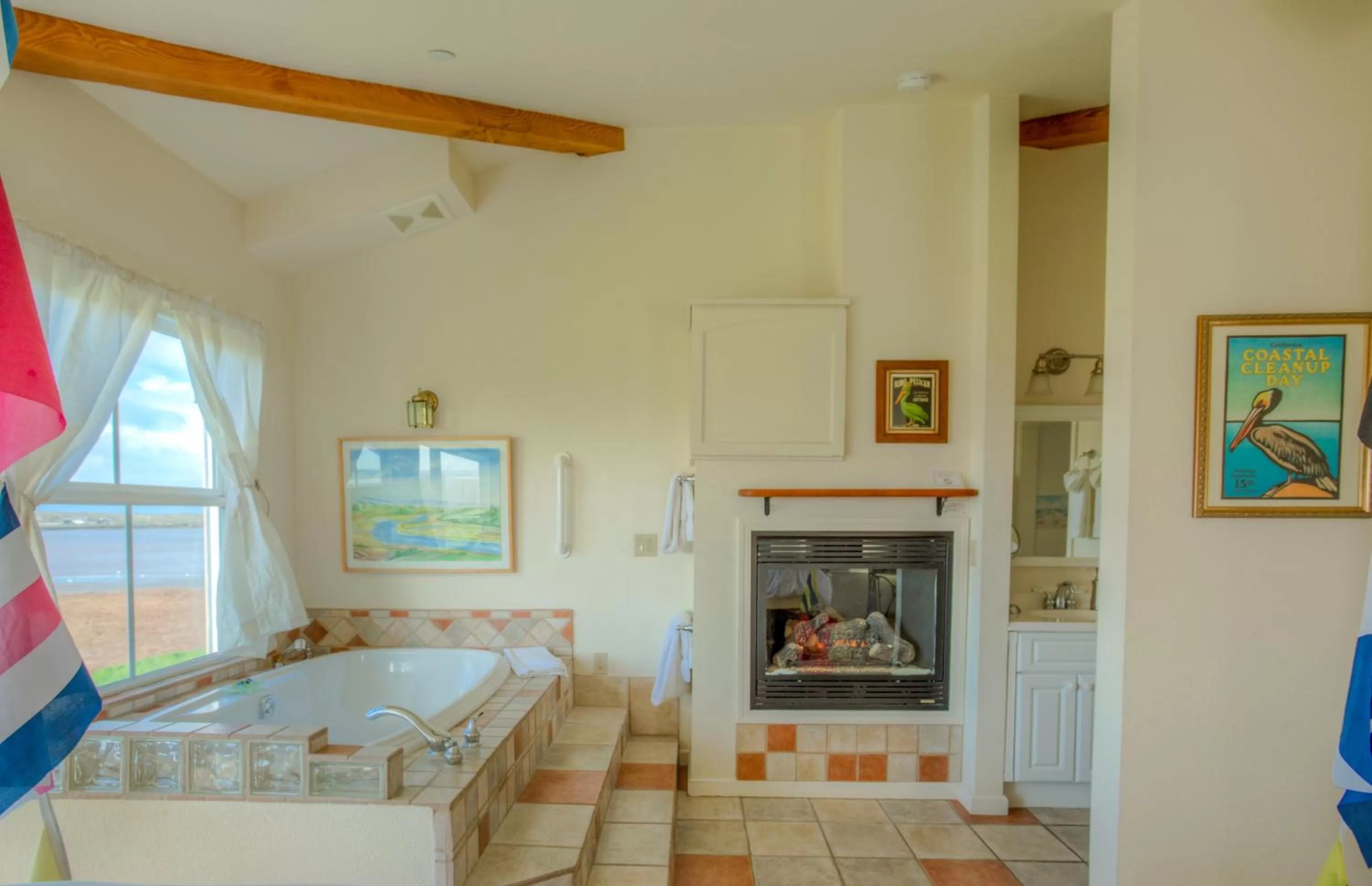 Bathroom, Bed in Captain's Inn at Moss Landing