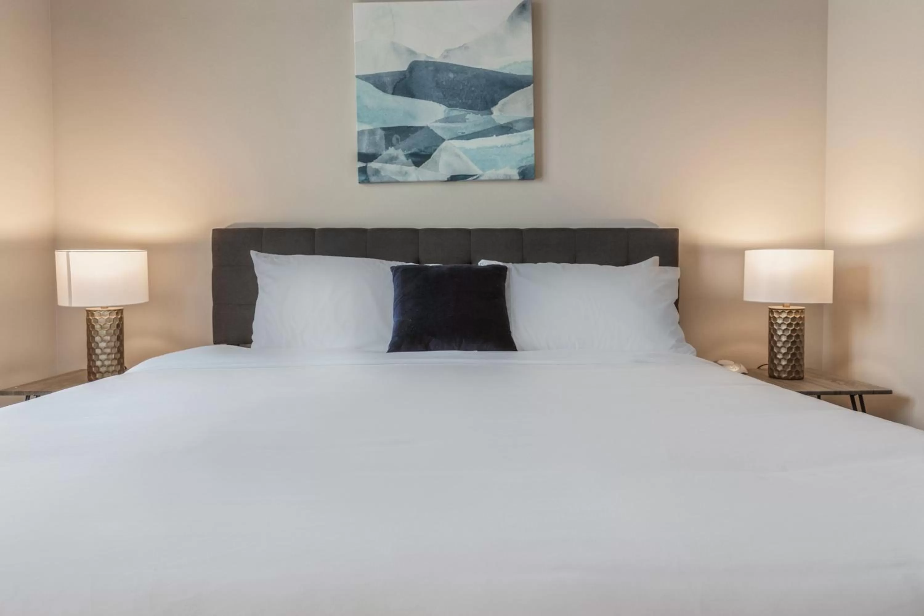 Bed in Kasa Westown Milwaukee