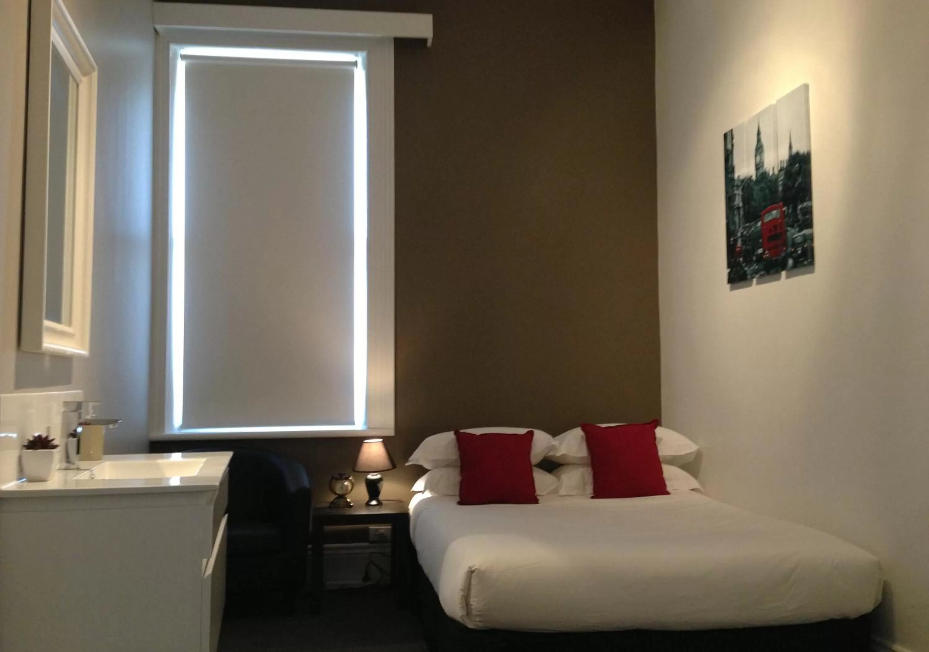 Bedroom, Bed in Centennial Inn on Bathurst