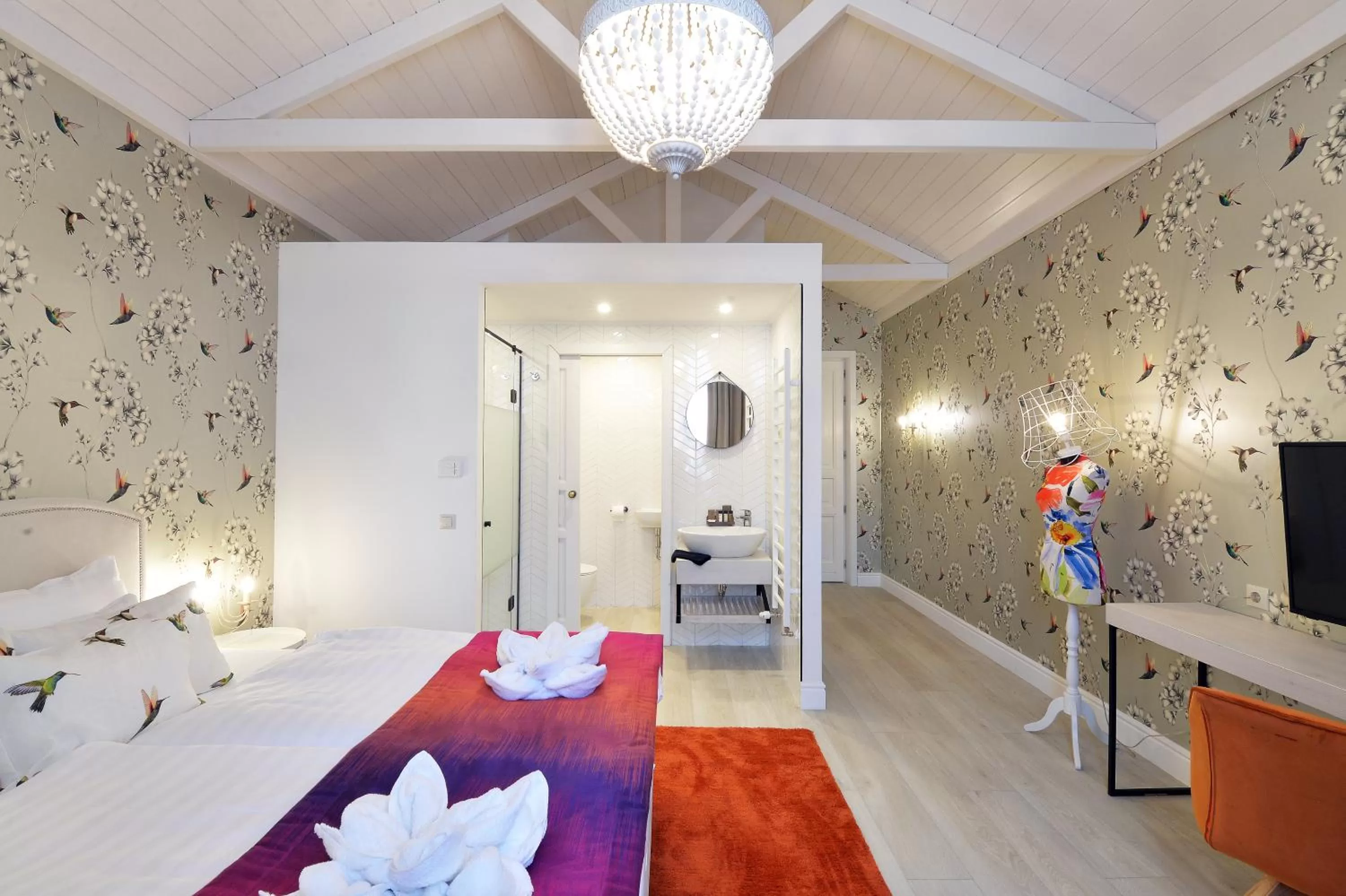 Photo of the whole room, Bed in 1552 Boutique Hotel