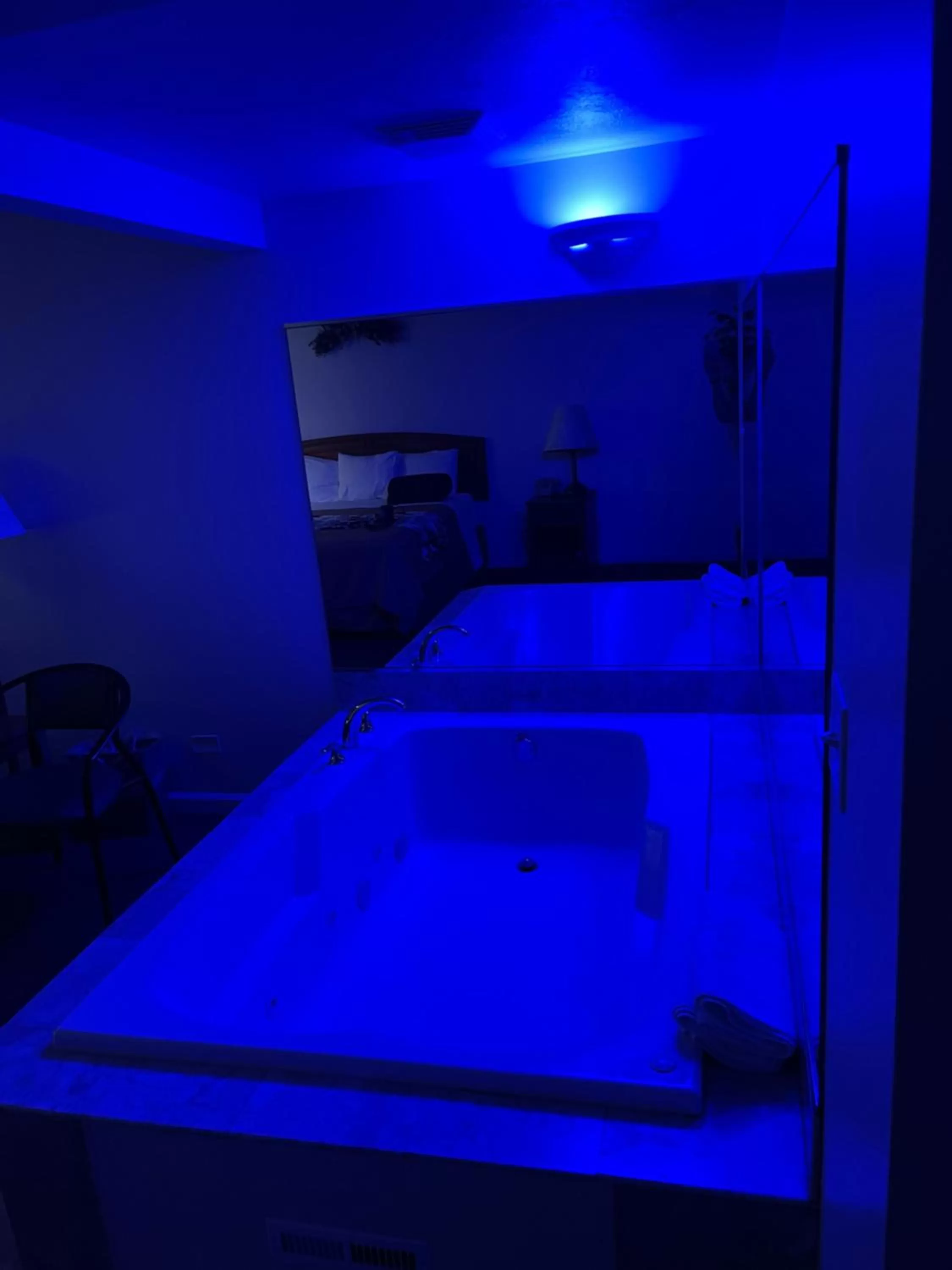 Hot Tub, Bed in VIBE INN - WHIRLPOOLS SUITES - Lyons