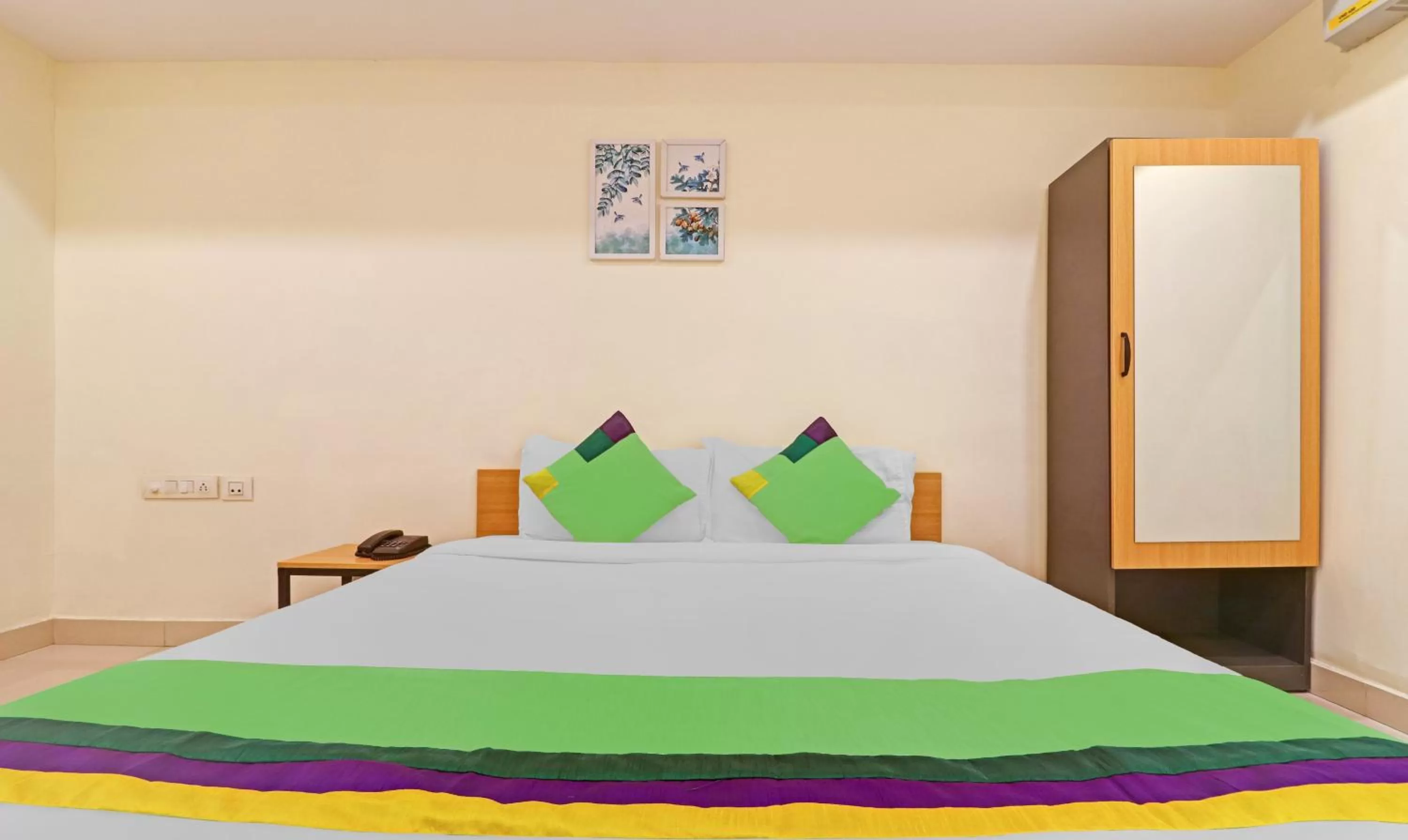 Bedroom, Bed in Treebo Tee