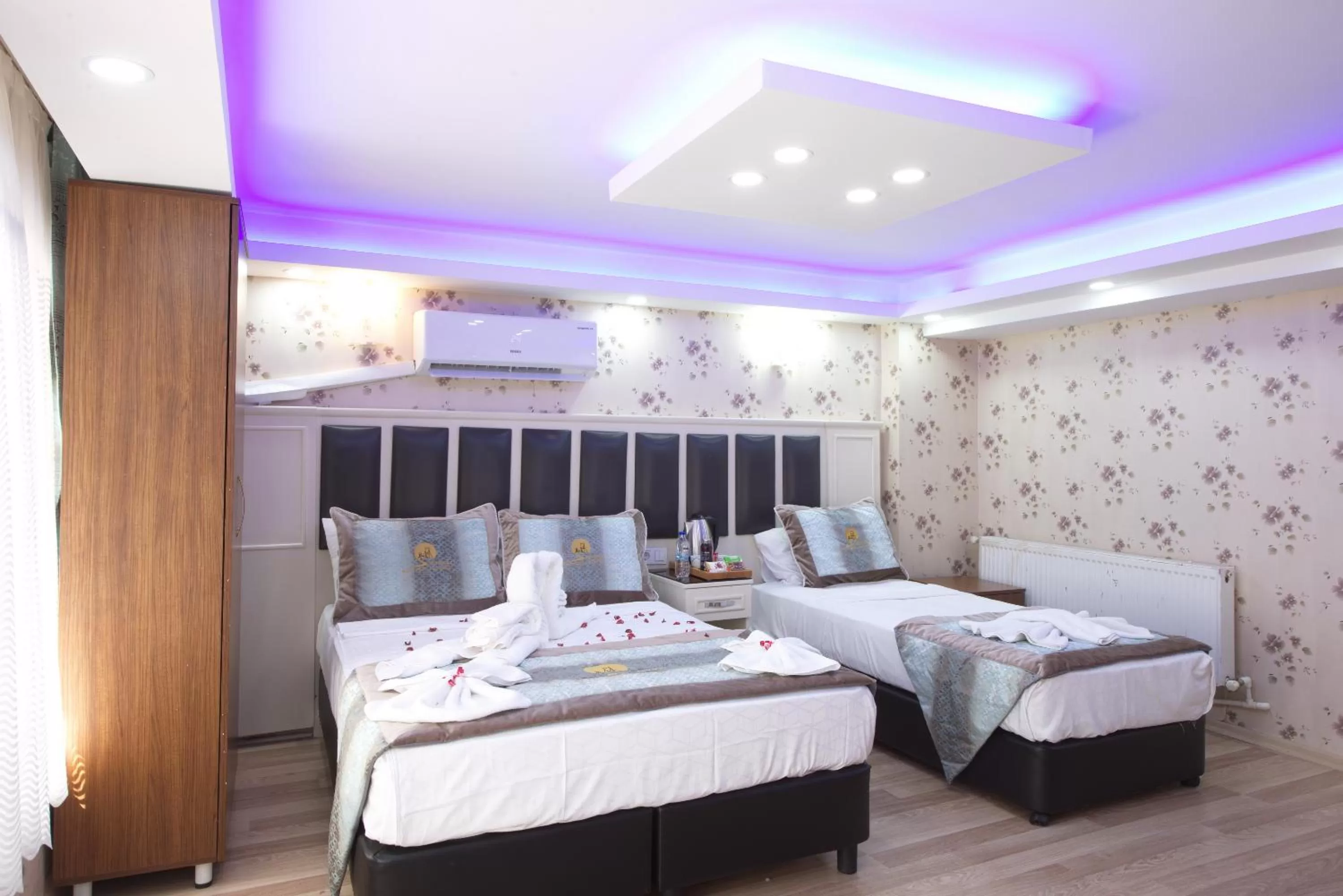 Living room, Bed in Istanbul Sirkeci Hotel