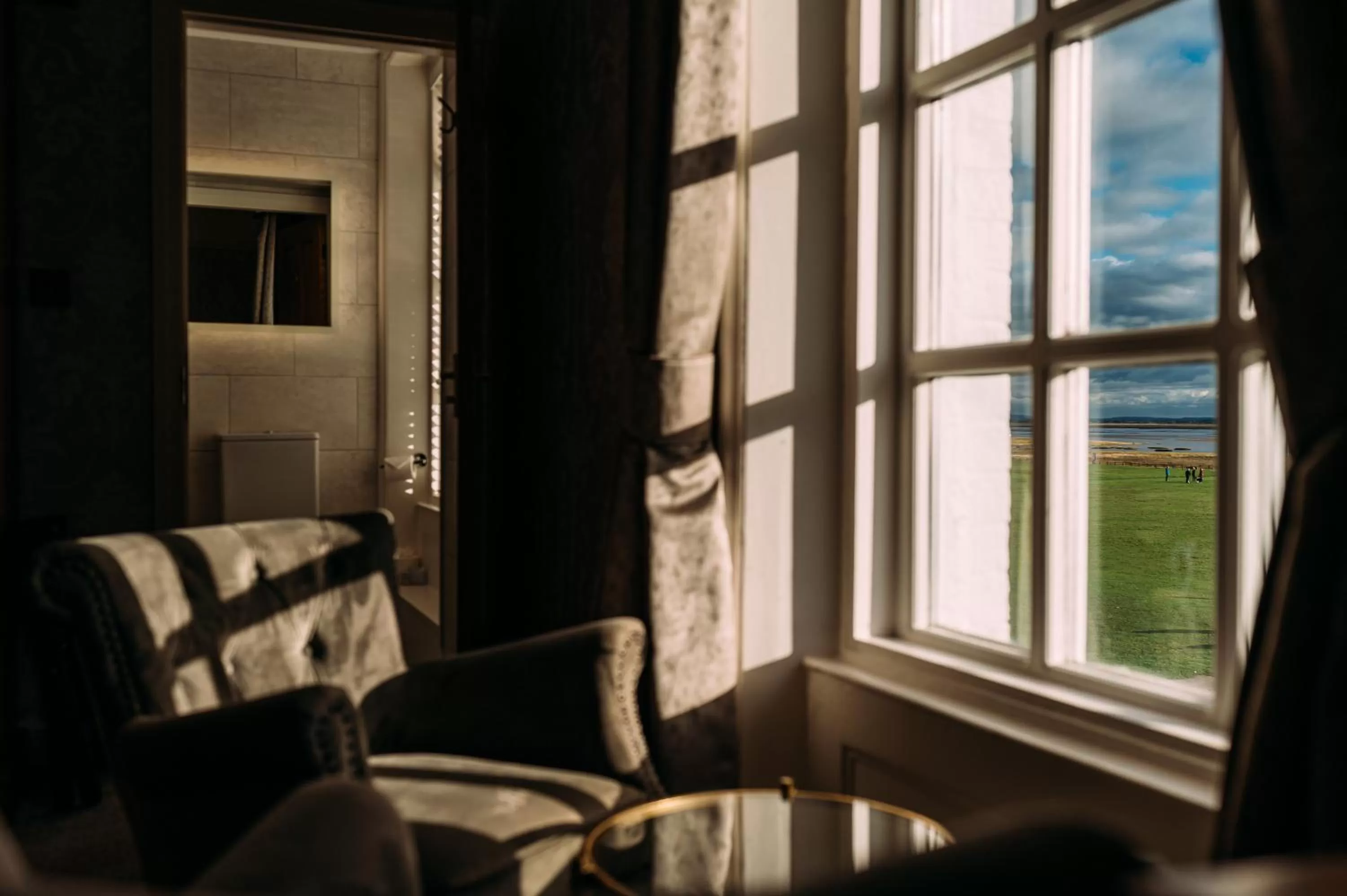 Bathroom, Bed in The Queens Hotel