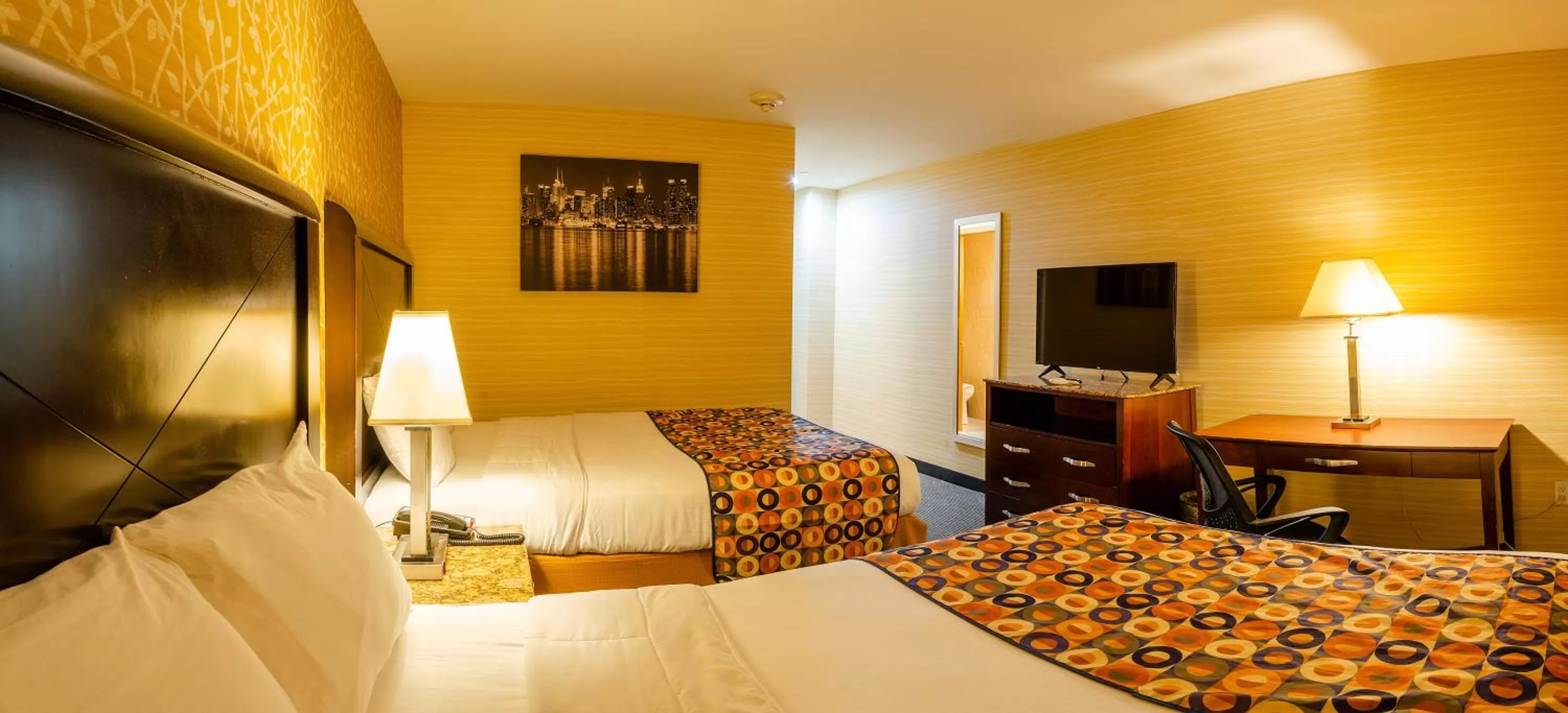 Photo of the whole room, Bed in Elmhurst Hotel