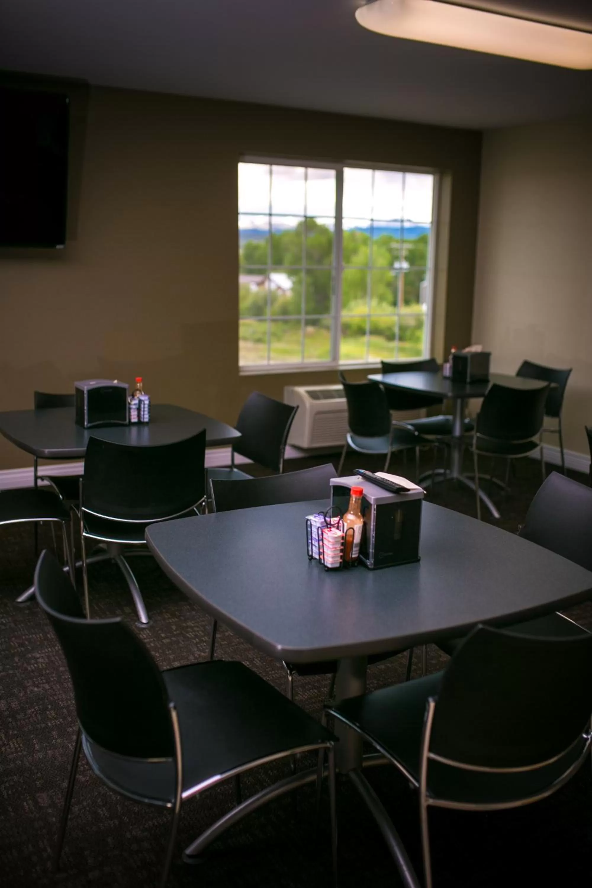 Lounge or bar in High Country Suites