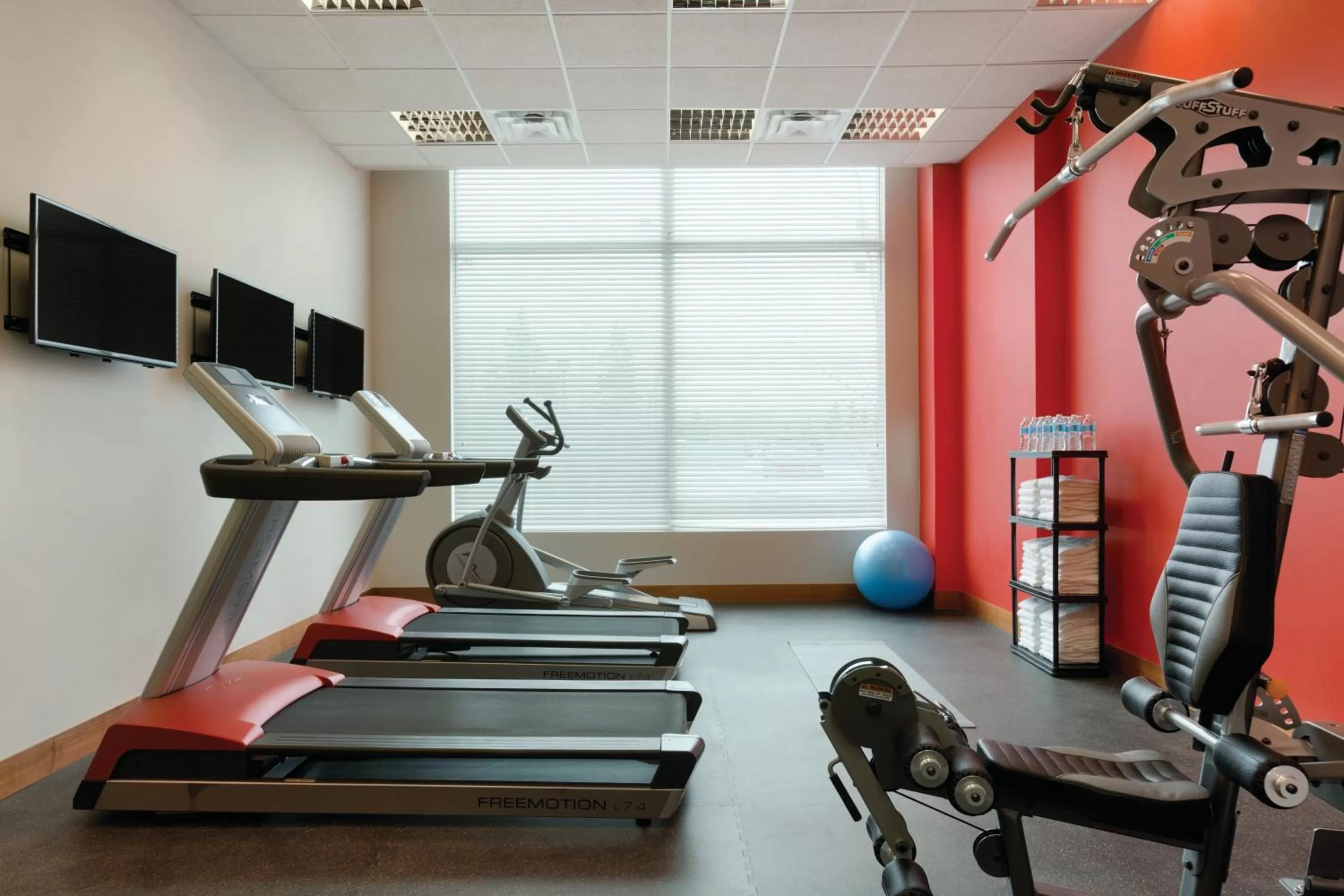 Fitness centre/facilities in Radisson Hotel & Conference Centre Calgary Airport