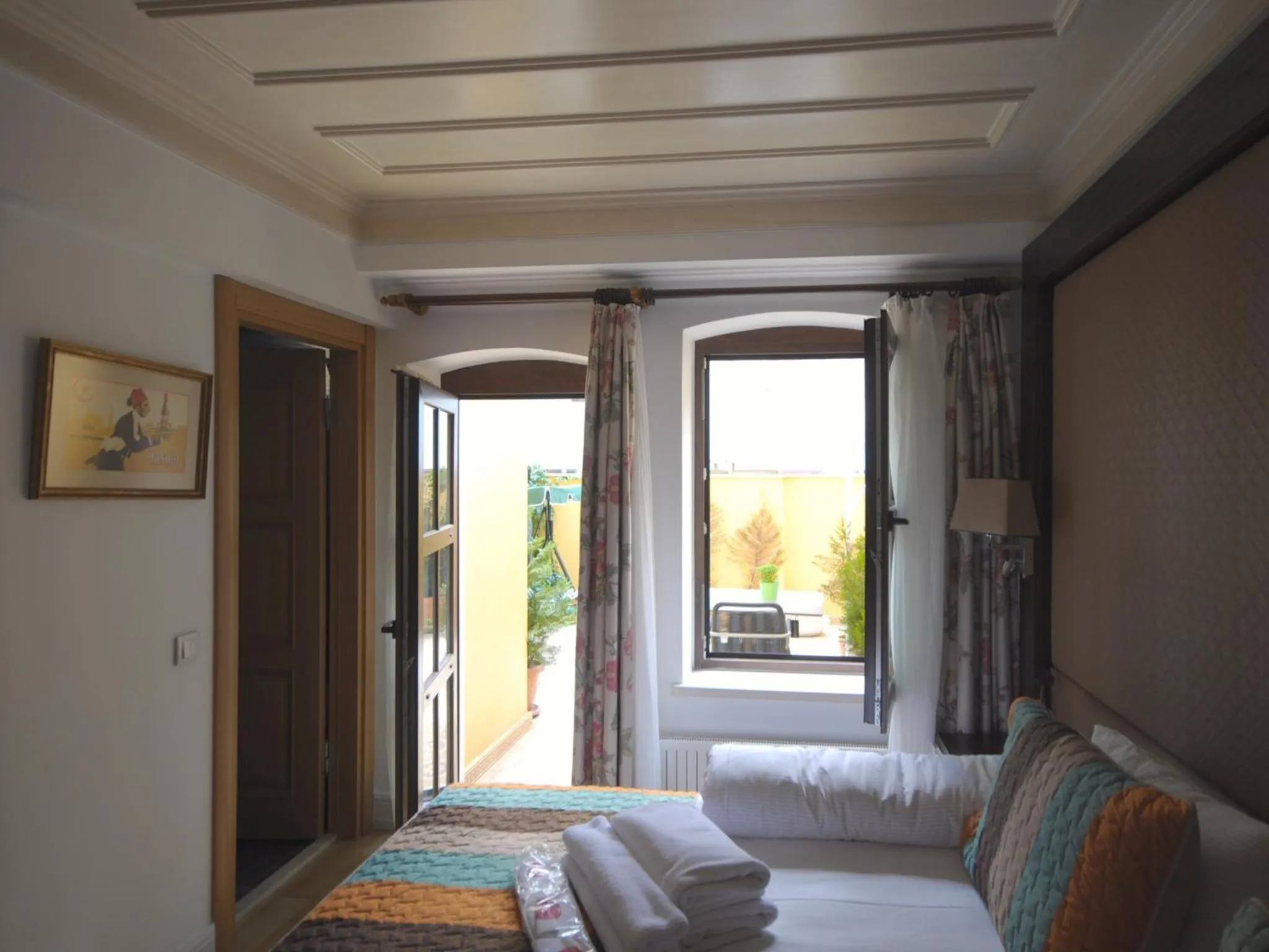 Garden view, Bed in Ottopera Hotel