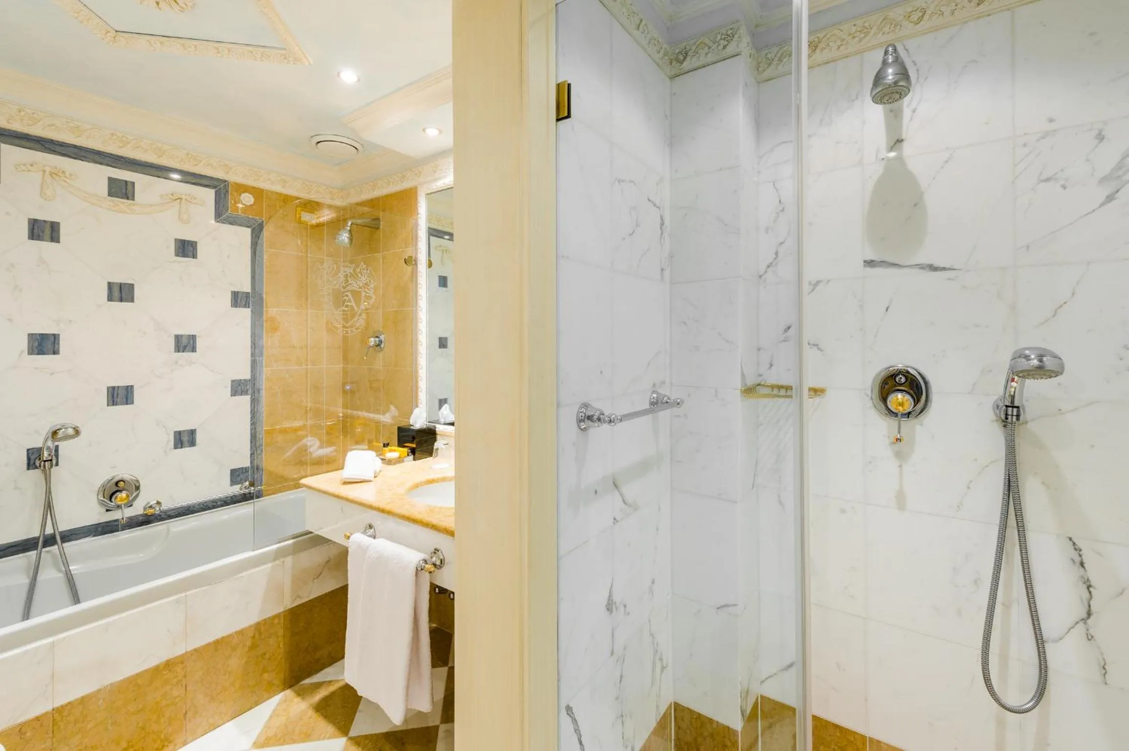 Bathroom in Villa e Palazzo Aminta - A Leading Hotel of The World