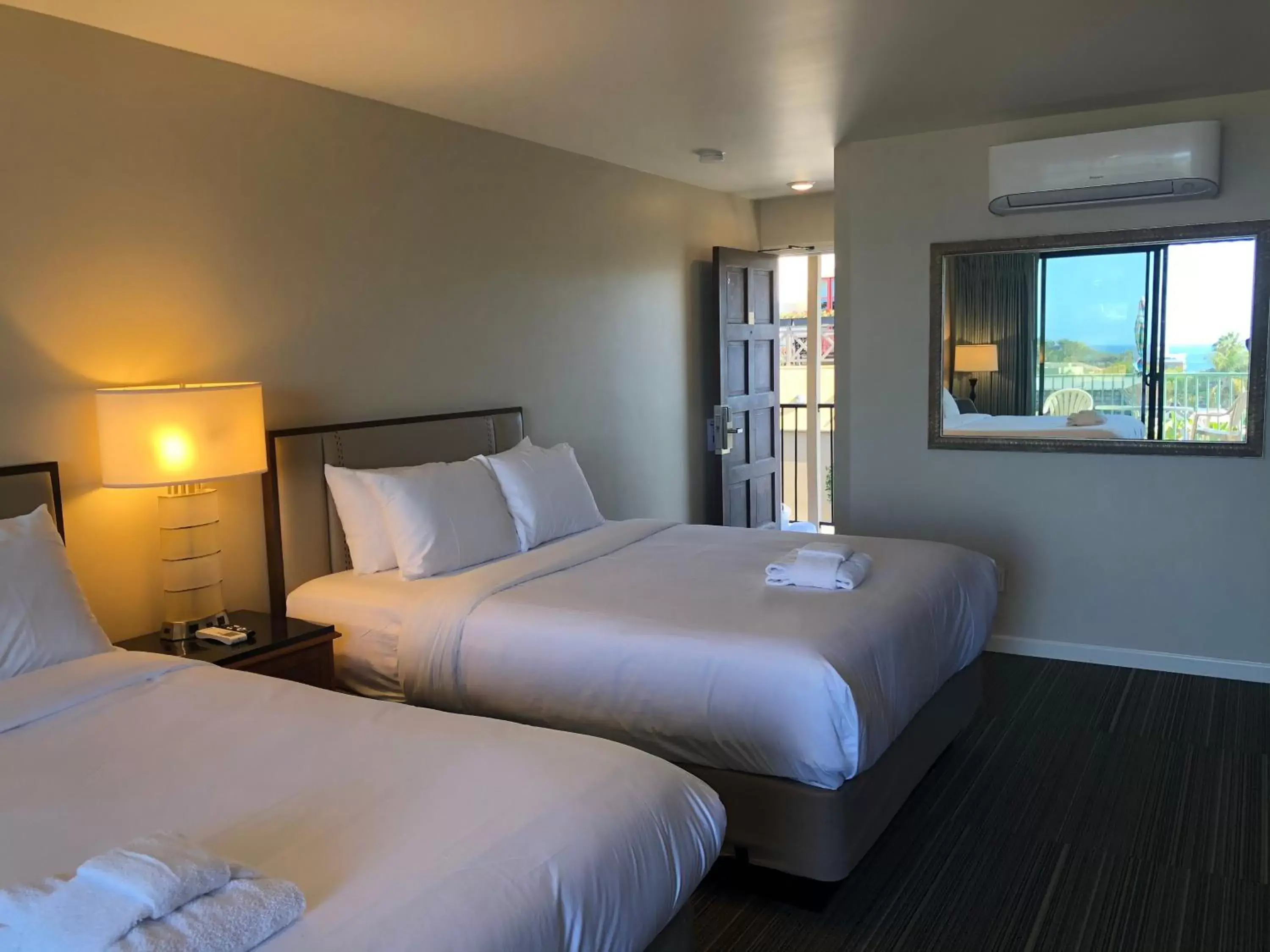 Deluxe Double Room with Balcony and Sea View in Moonlight Beach Motel Deluxe Double Room with Balcony and Sea View in Moonlight Beach Motel