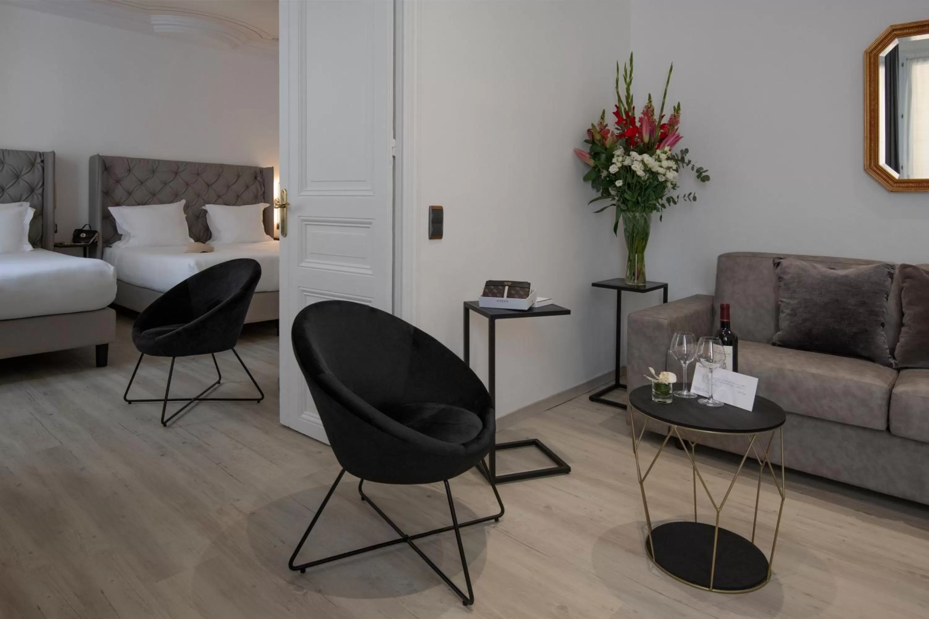 Bedroom, Bed in GOLDEN TULIP CANNES HOTEL de PARIS