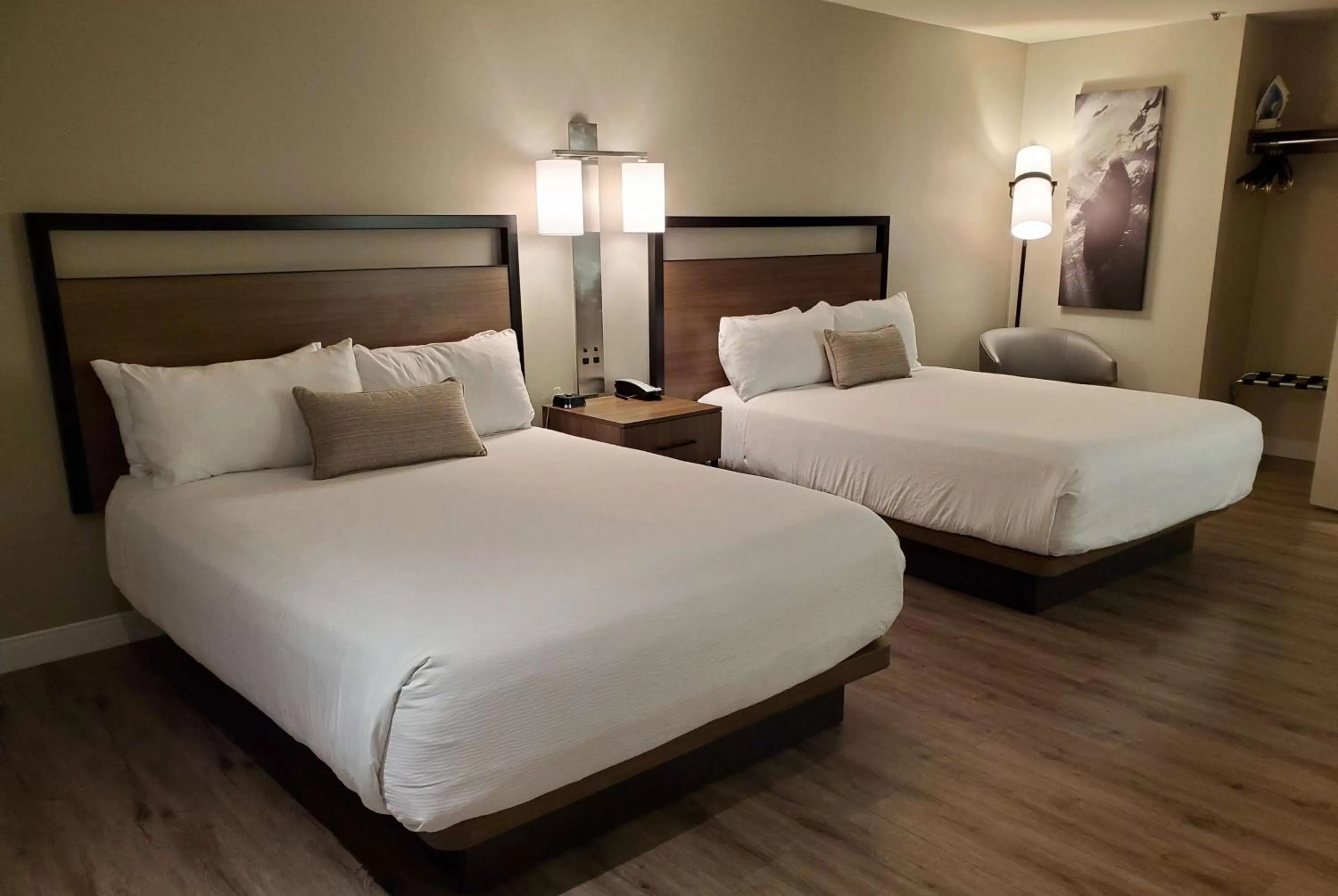 Photo of the whole room, Bed in Wyndham Garden San Diego