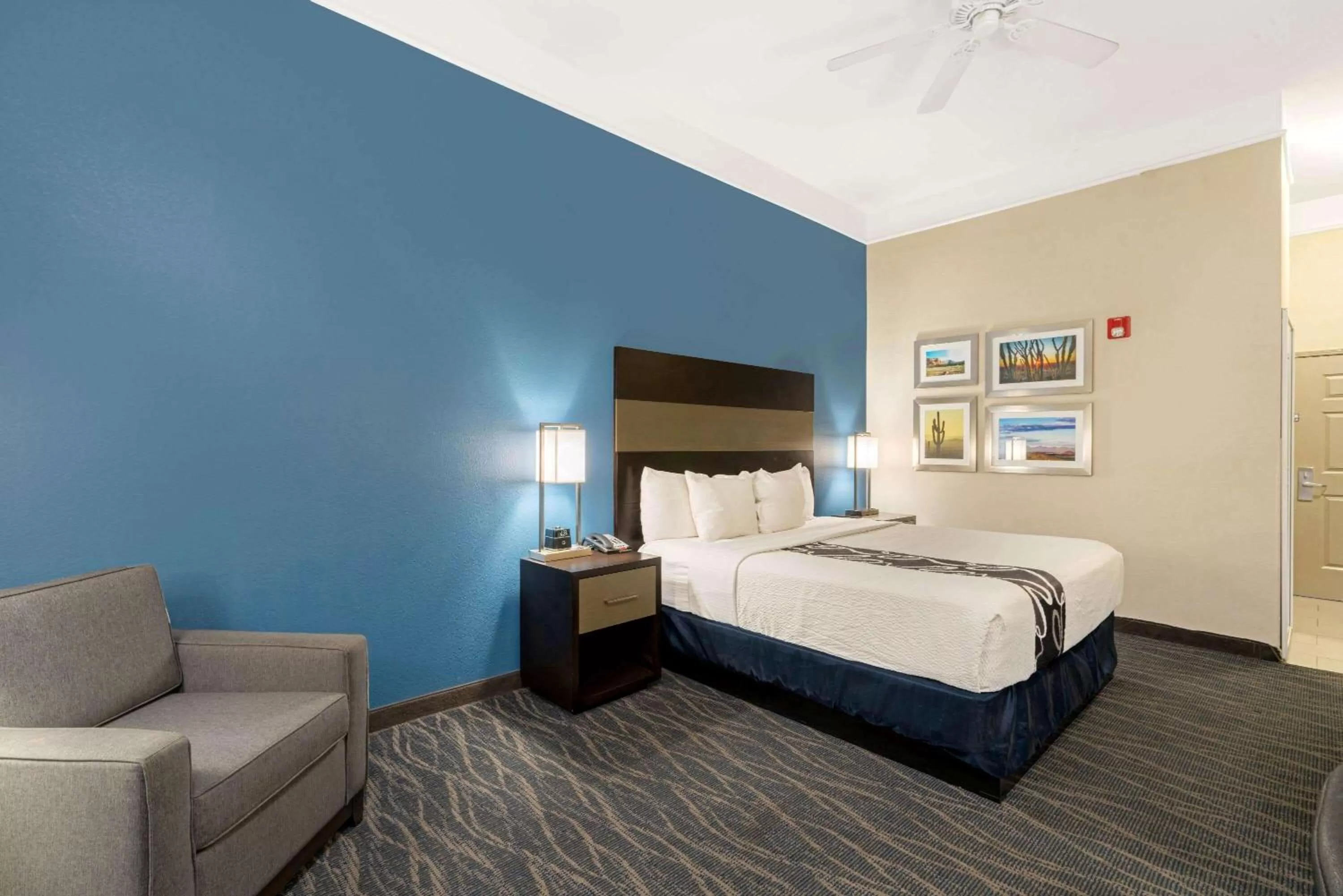 Photo of the whole room, Bed in La Quinta by Wyndham Phoenix I-10 West