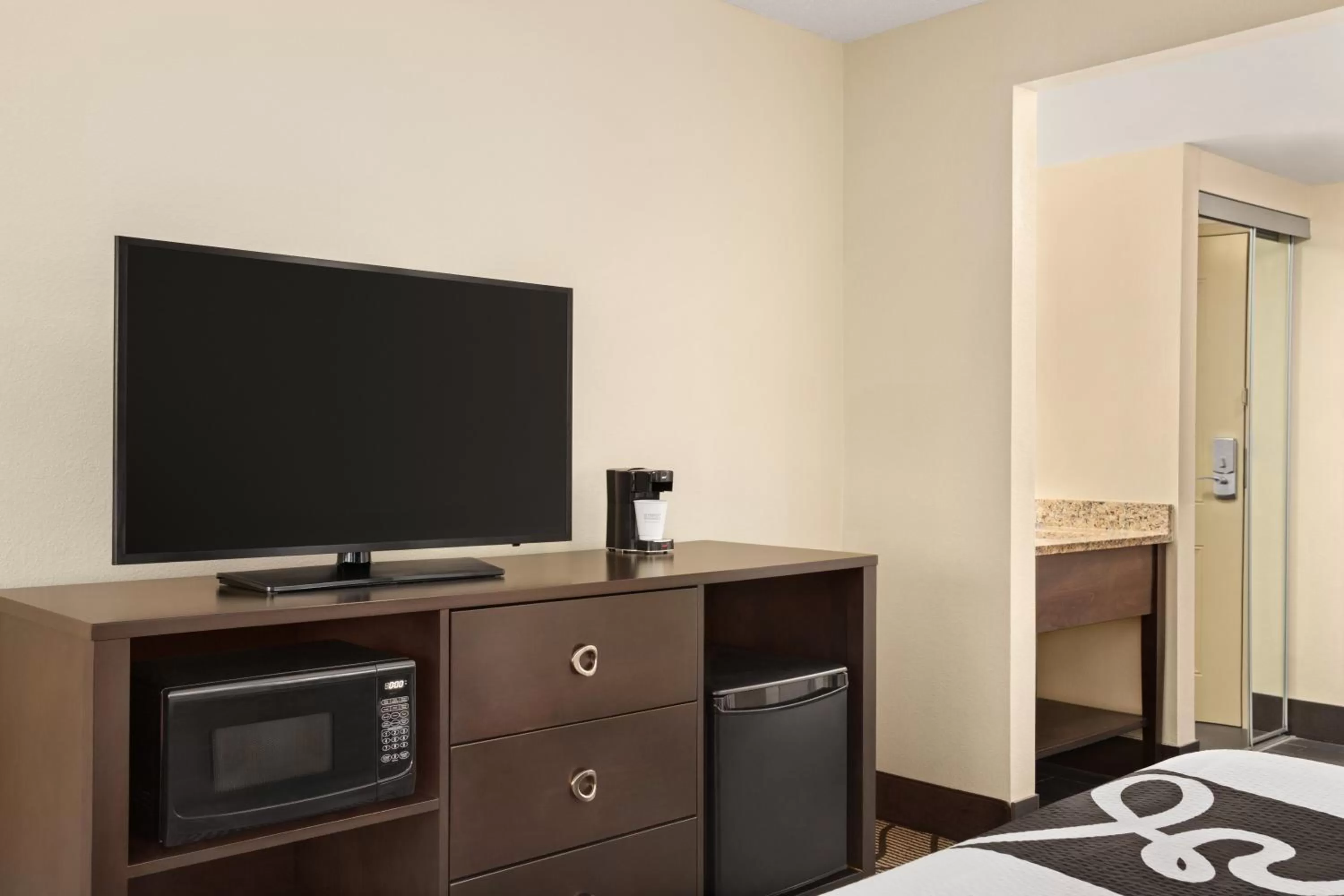 Bed in La Quinta Inn & Suites by Wyndham Richmond-Midlothian