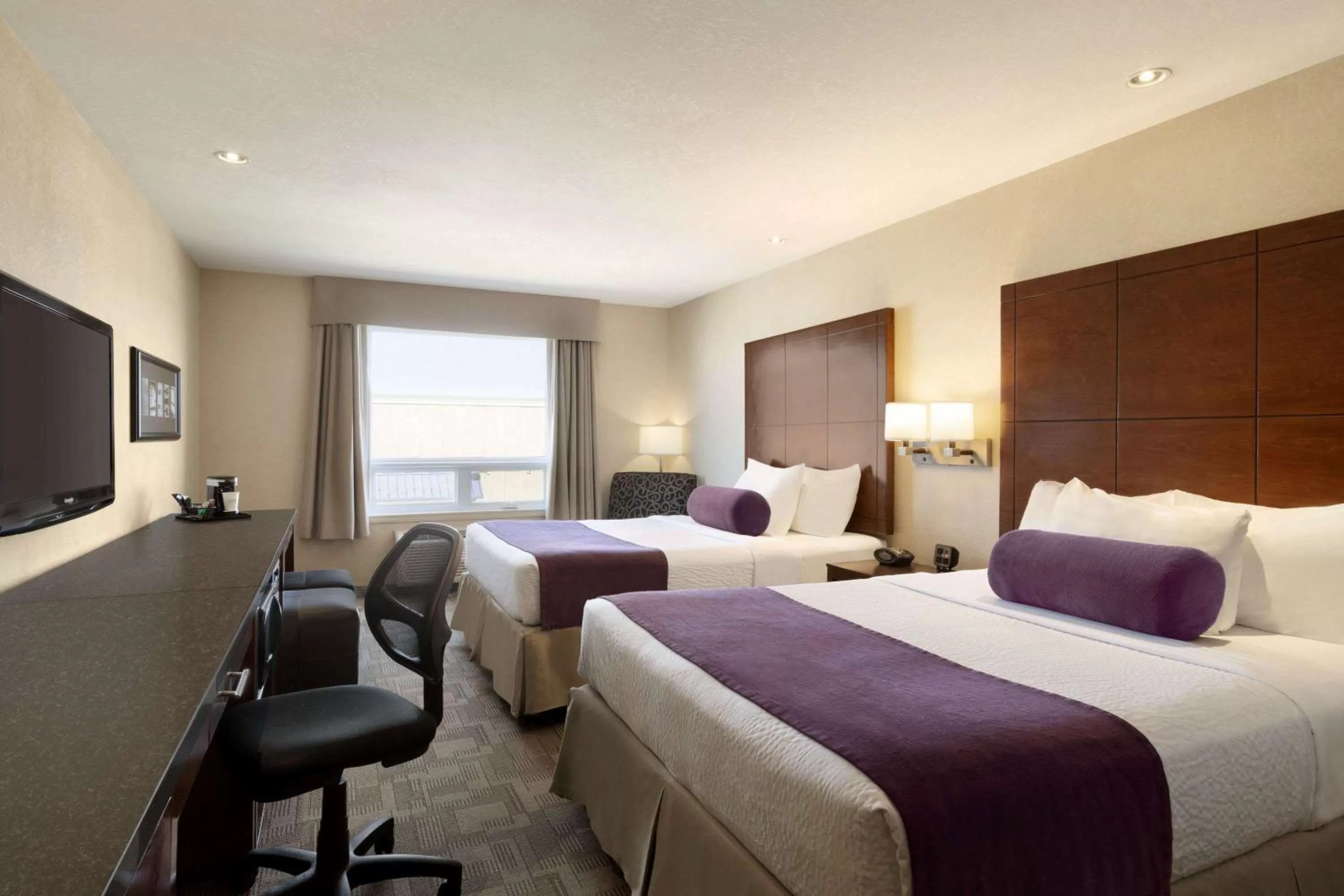 Photo of the whole room, Bed in Days Inn by Wyndham Regina Airport West