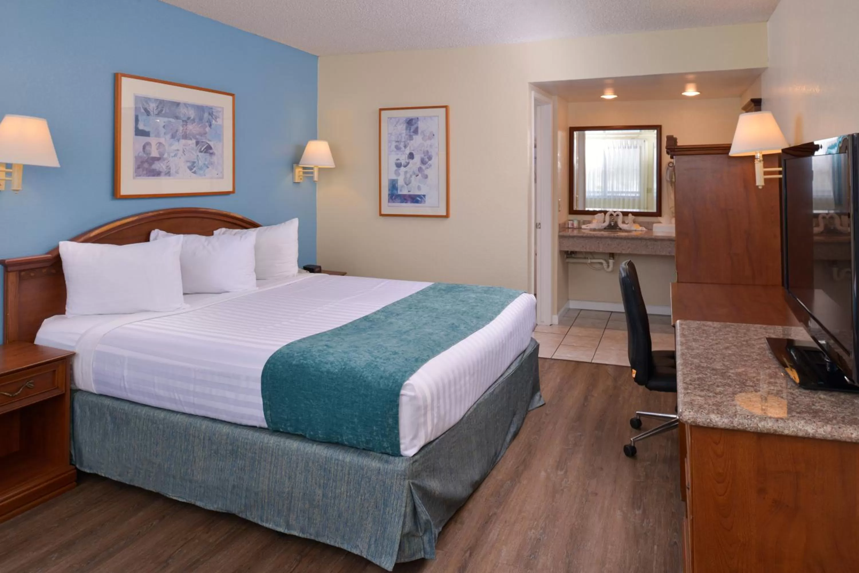 Photo of the whole room, Bed in Edgewater Inn and Suites