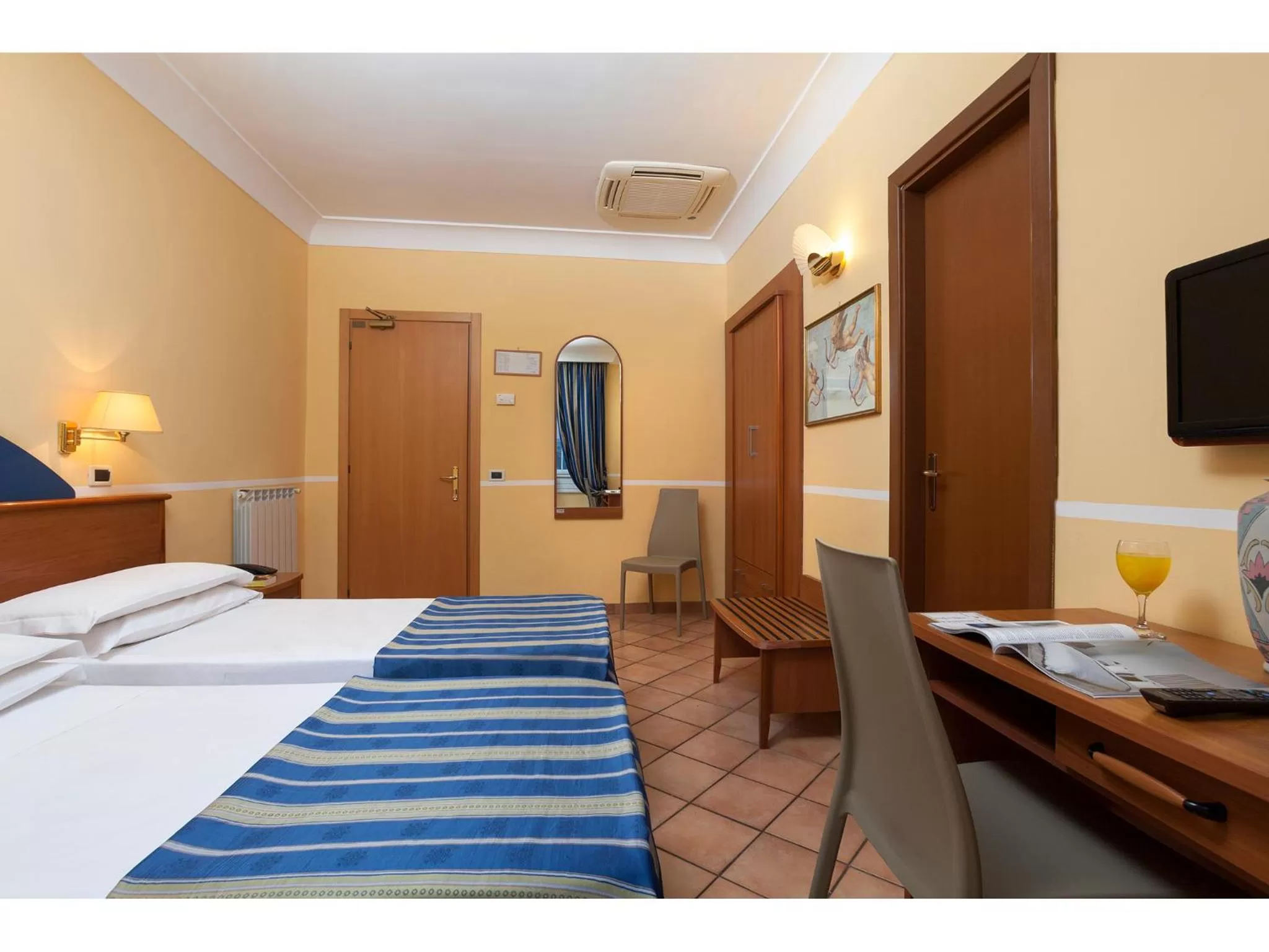 View (from property/room), Bed in Hotel Kennedy