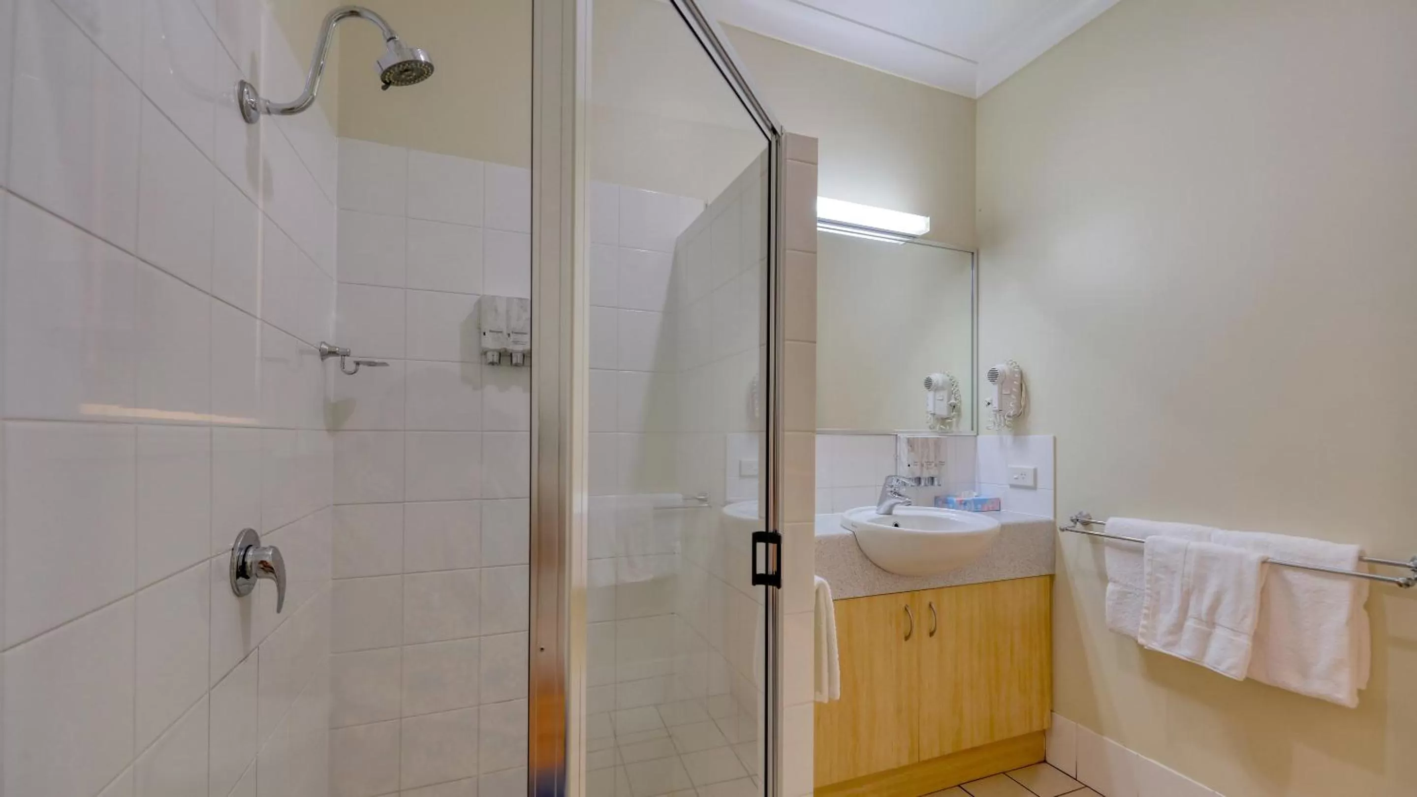 Country Roads Motor Inn