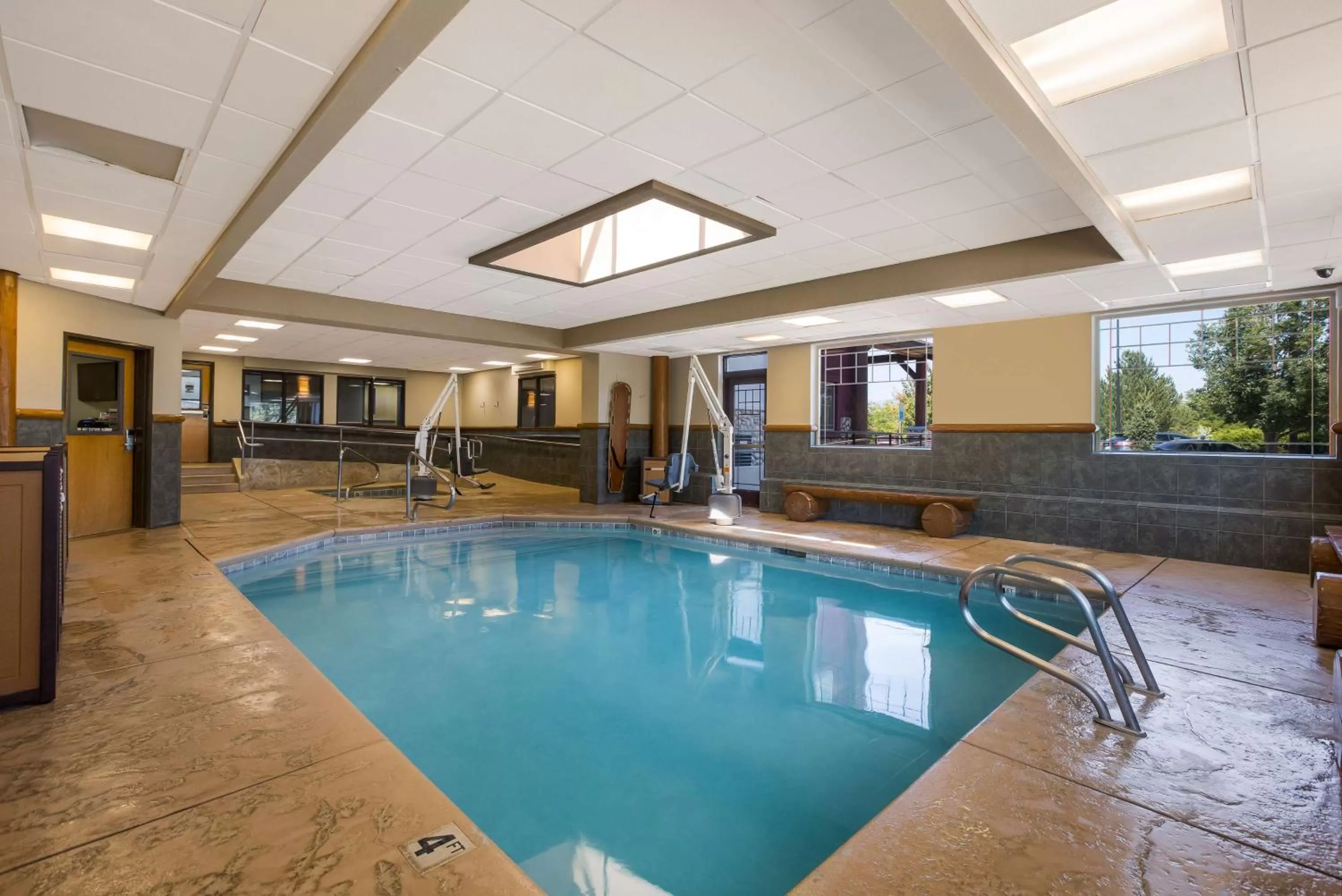 Pool view in Best Western Northwest Lodge