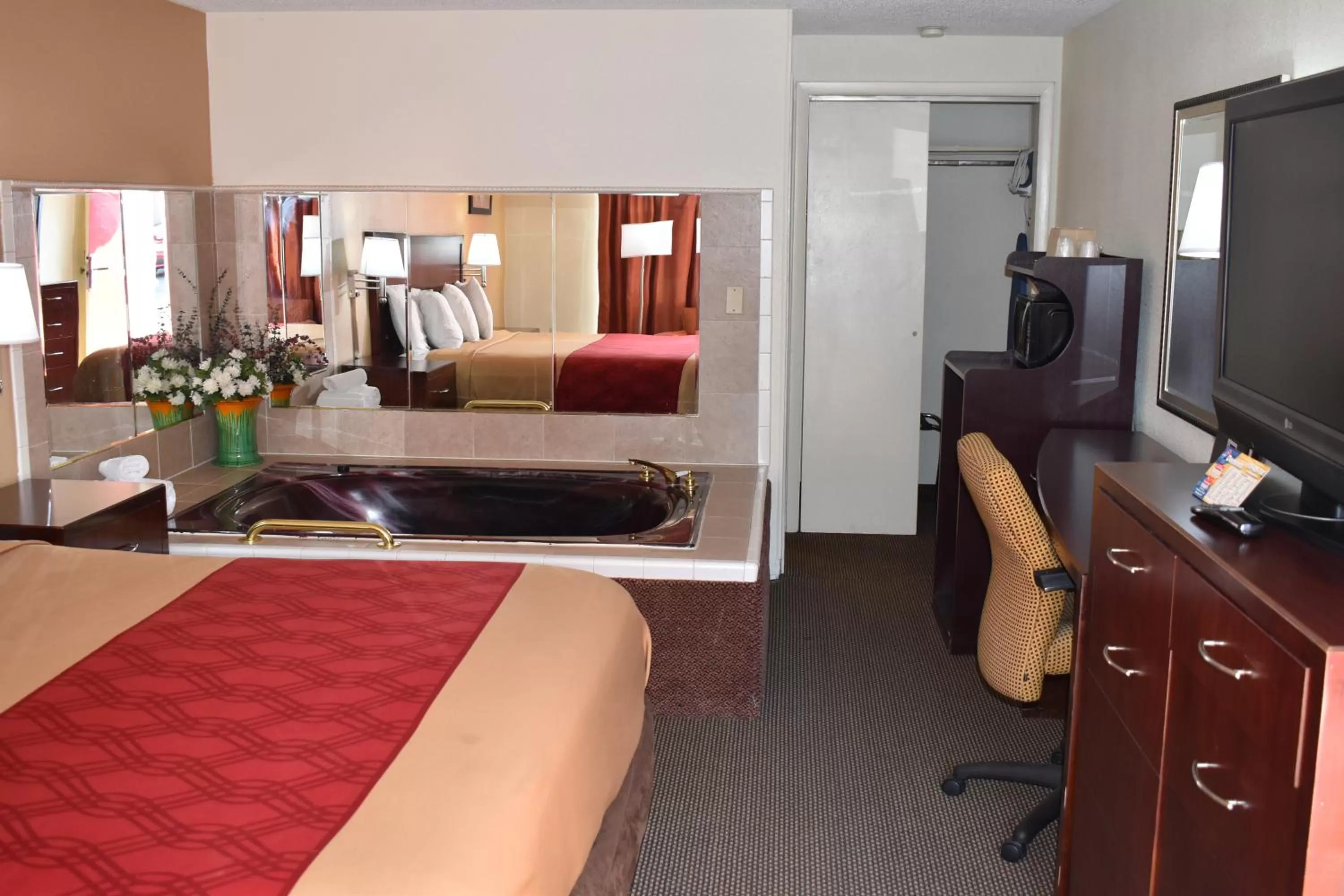 Hot Tub, Kitchen/Kitchenette in Bridge Views Inn Stroudsburg