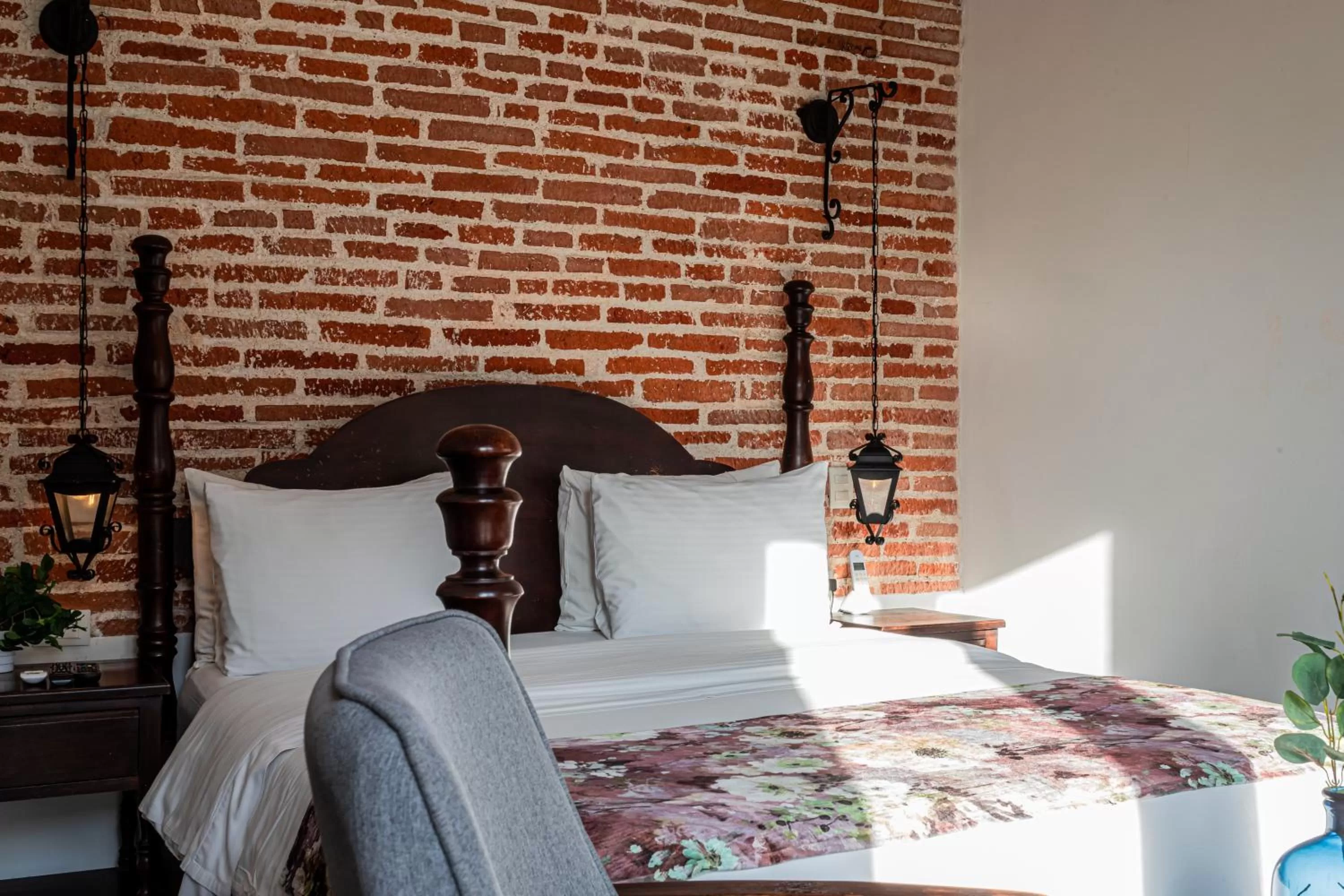 Bed in Soy Local Insignia