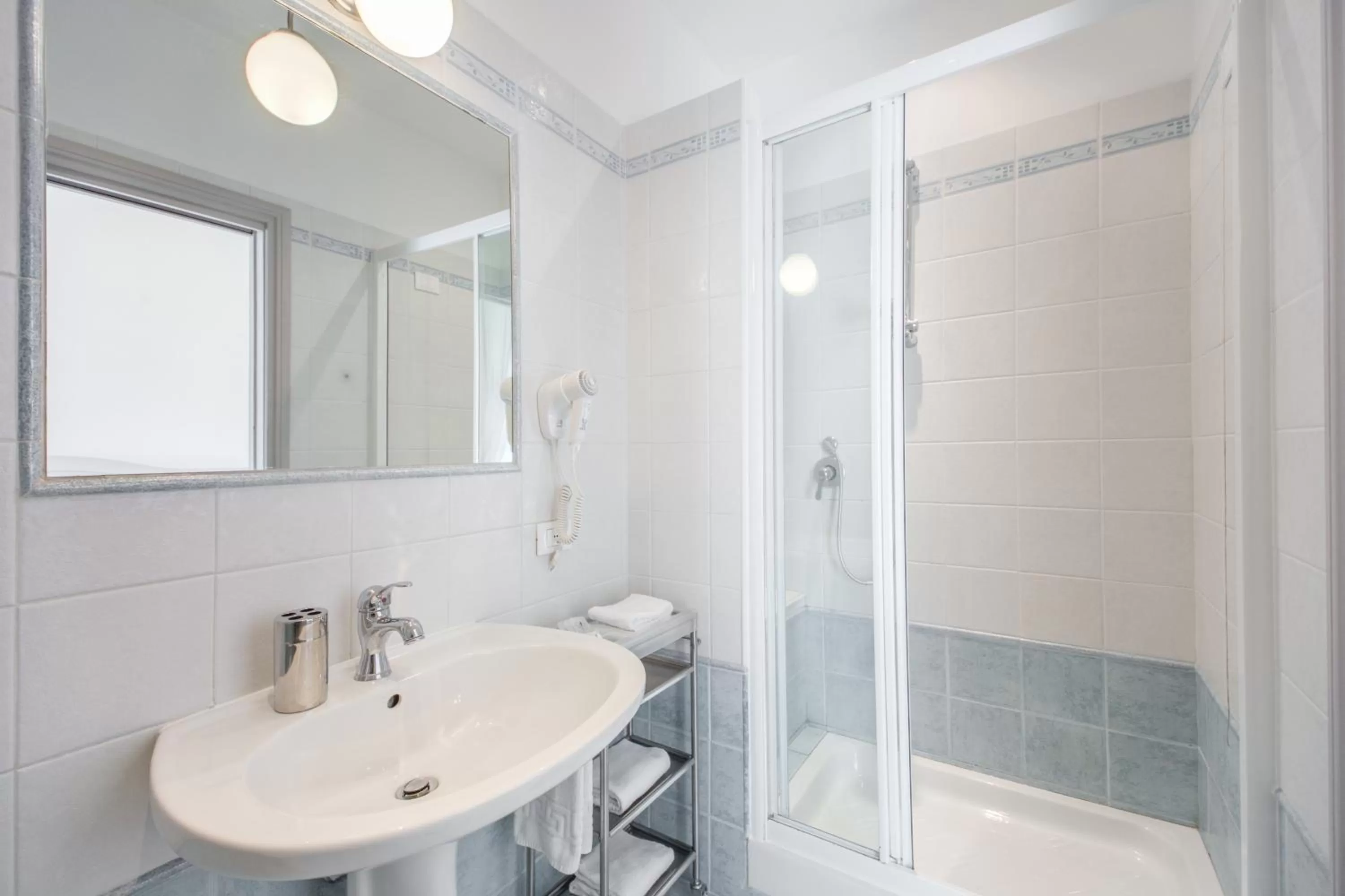 Bathroom in Biancorèroma B&B