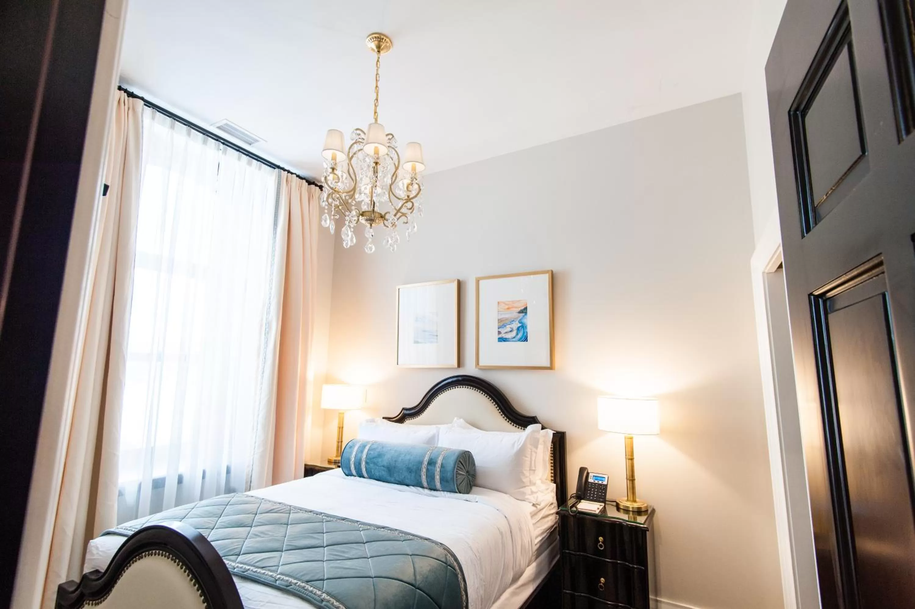 Bed in Sydney Boutique Inn & Suites