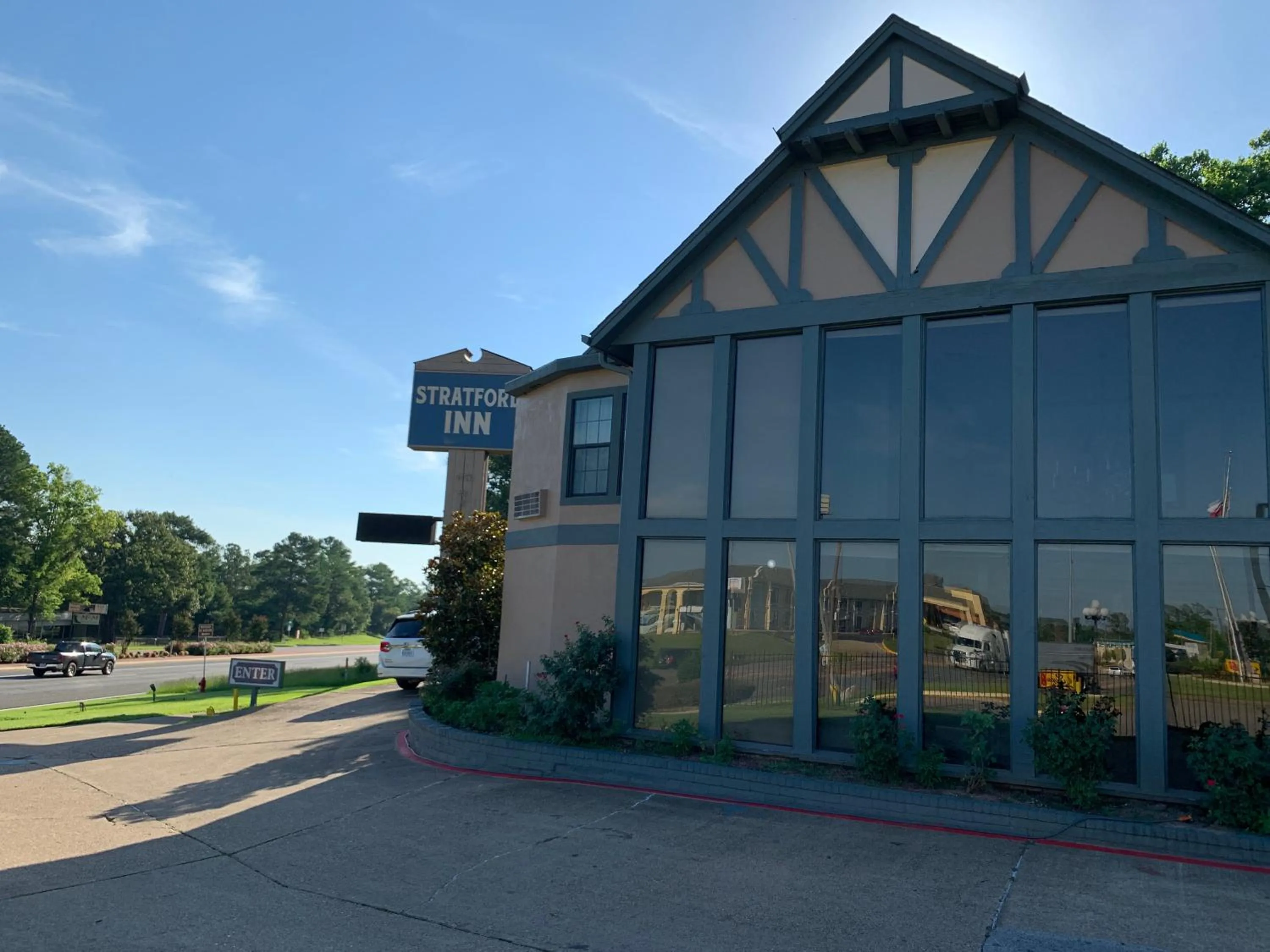 Property building in Stratford Inn Tyler