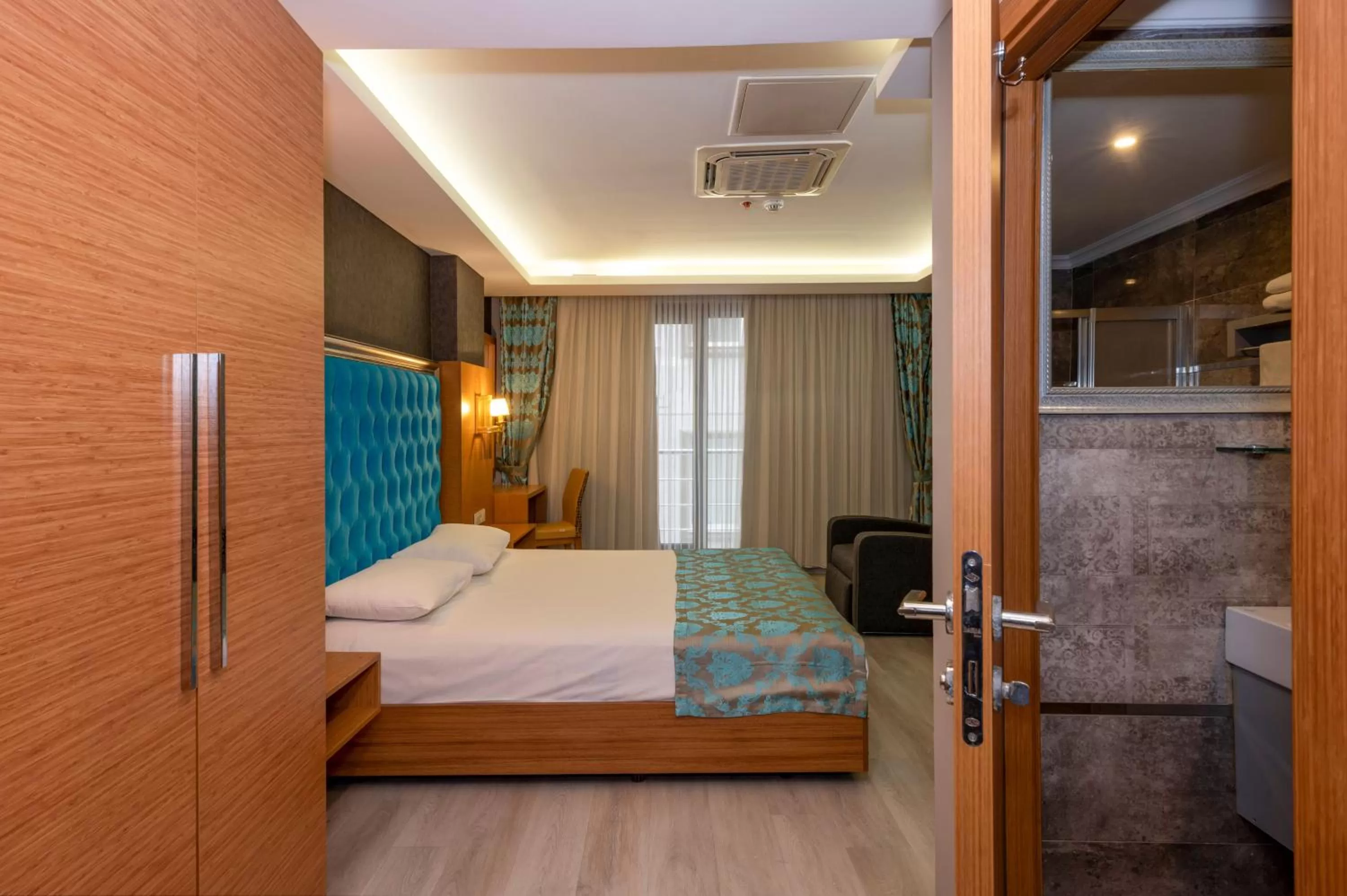 Photo of the whole room, Bed in Grand Palace Hotel