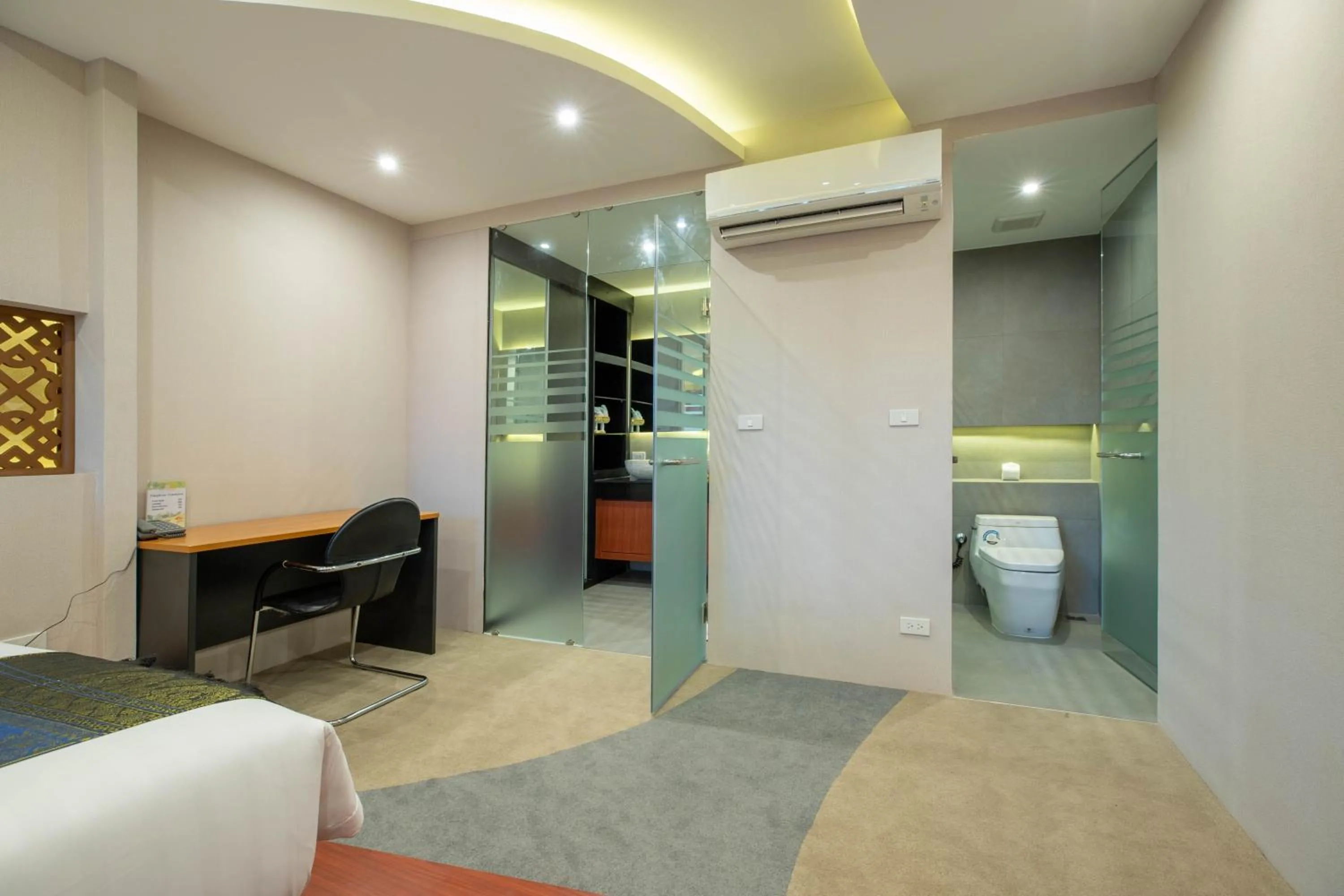 Bathroom in Royal Phawadee Village Patong - 2 Minutes walk to the beach