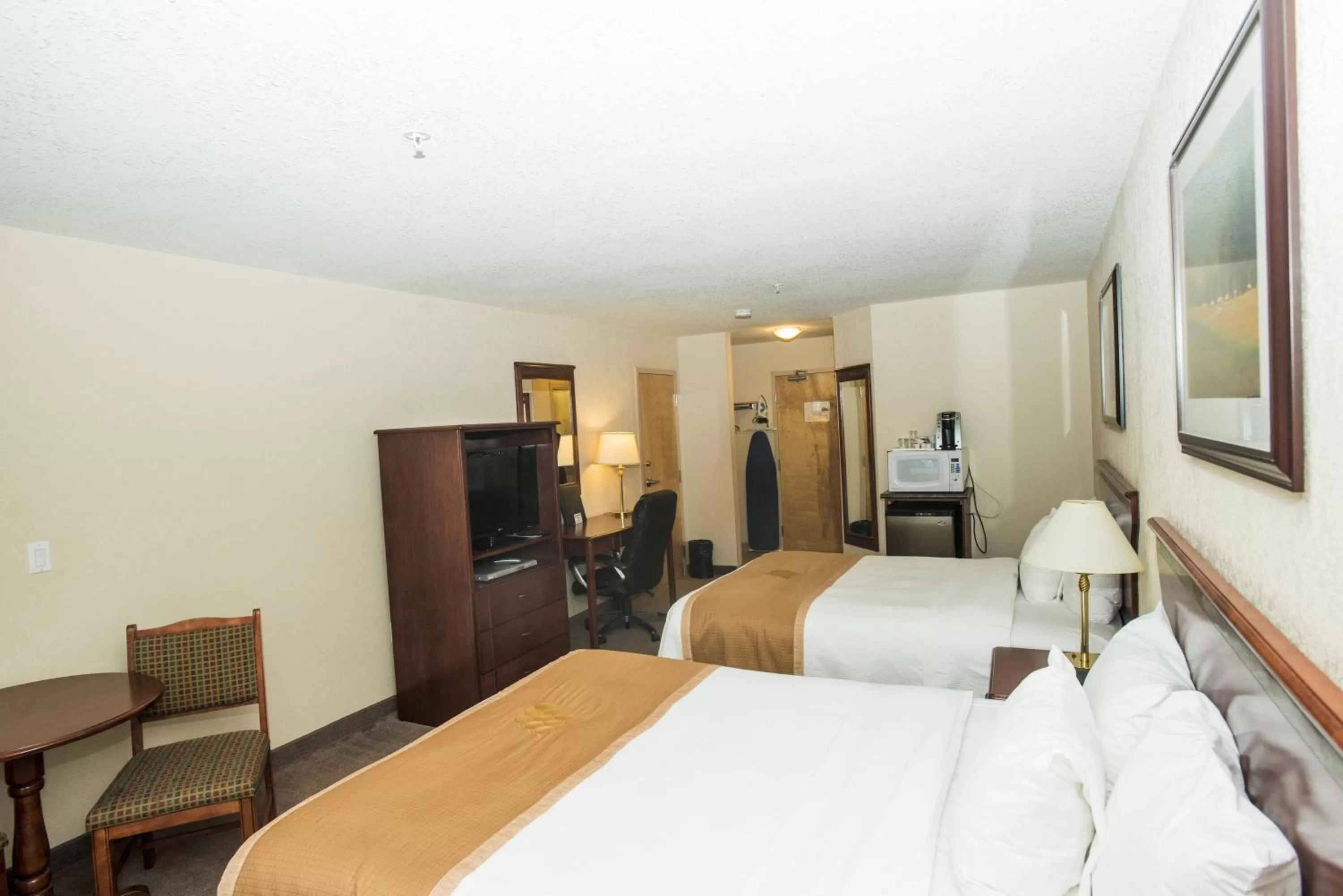 Bed in Lakeview Inns & Suites - Chetwynd