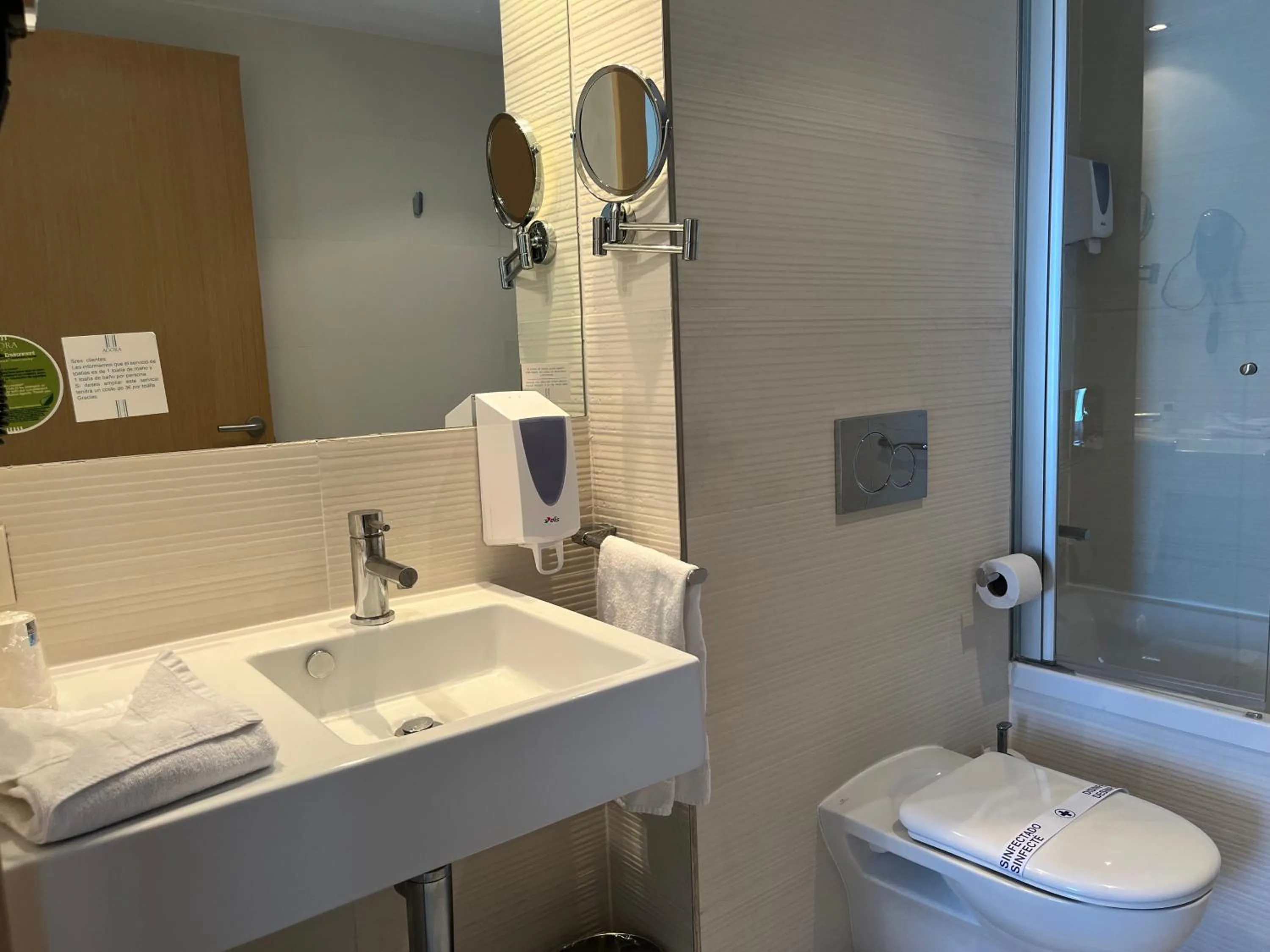 Bathroom in Ágora Spa & Resort