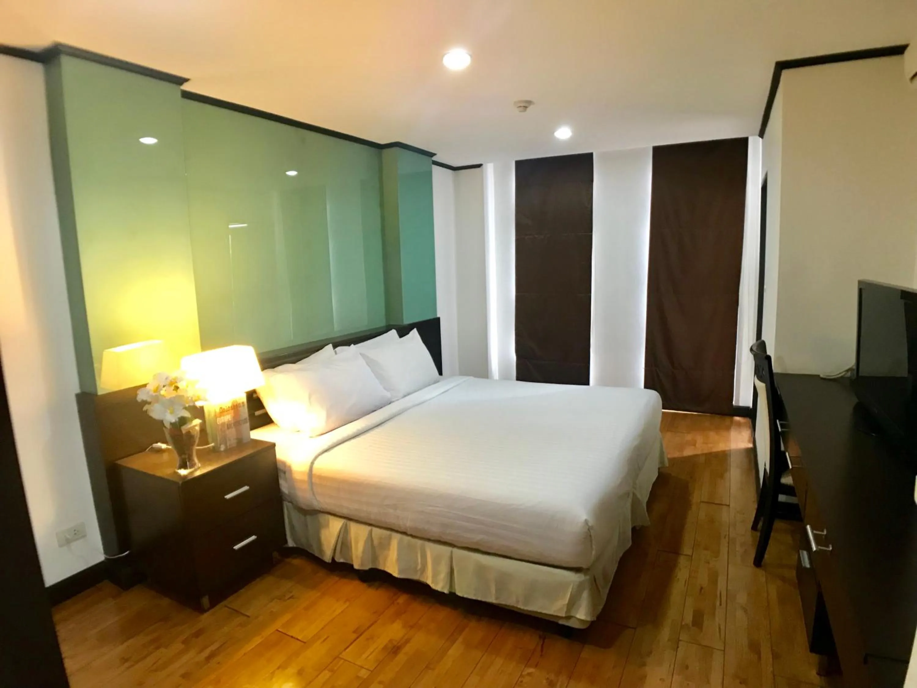 Bedroom, Bed in Twin Peaks Sukhumvit Suites
