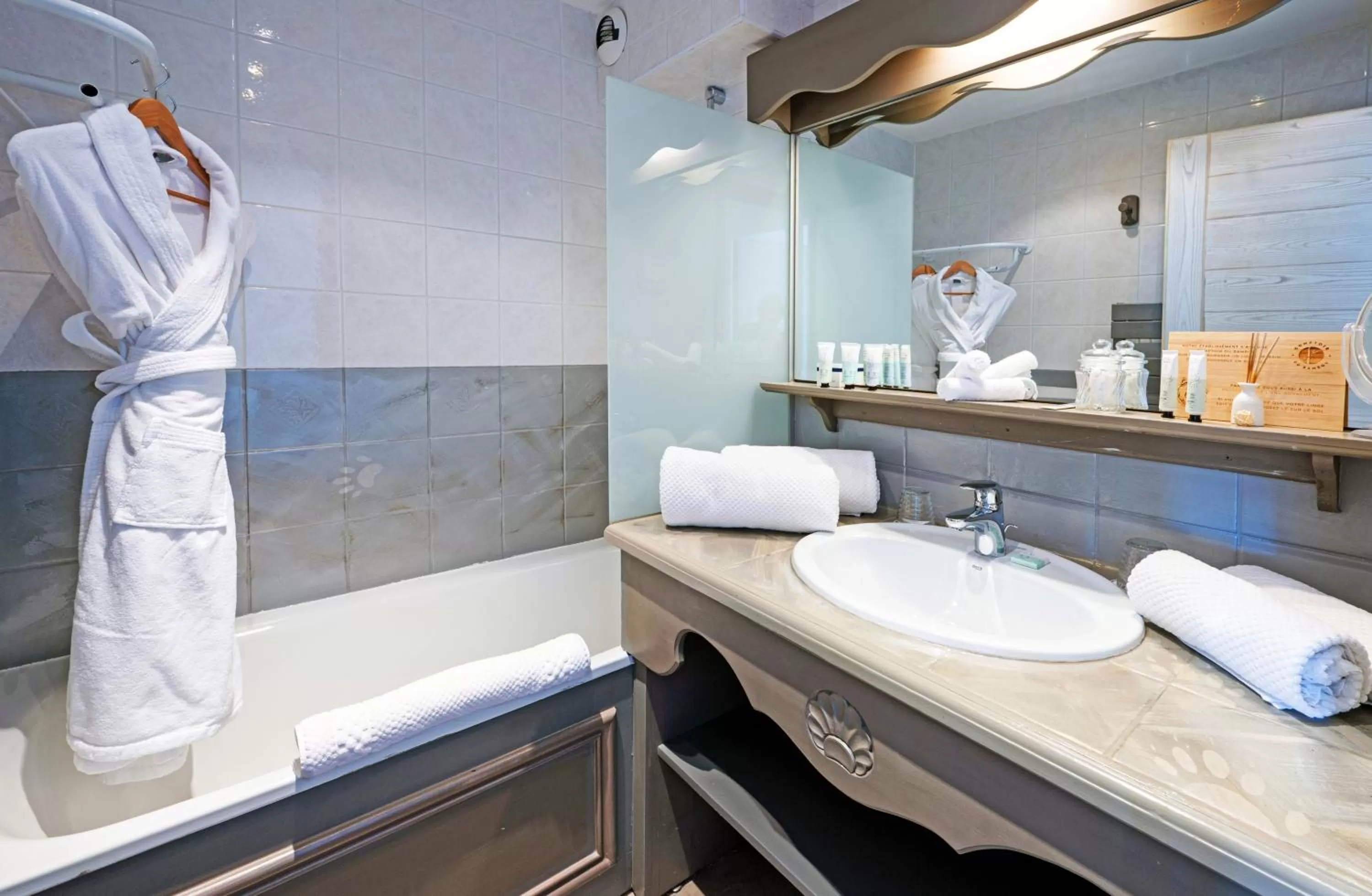 Bathroom in Hôtel les Campanules by Les Etincelles