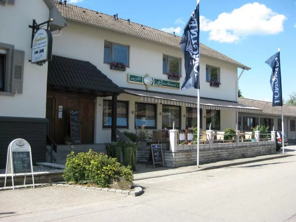 Property building in Leuchtners an der Rennbahn