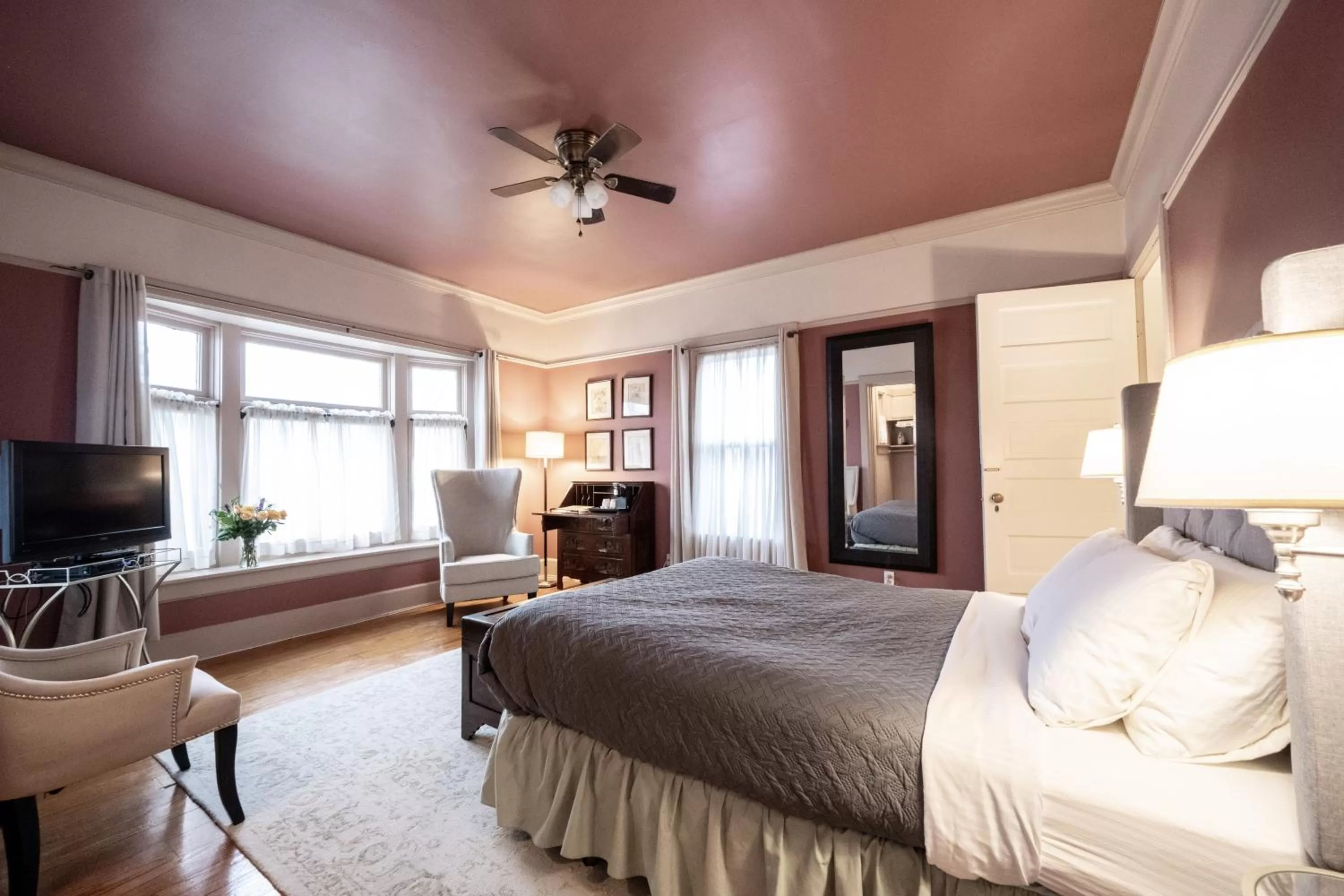 Bedroom, Bed in Stone Soup Inn