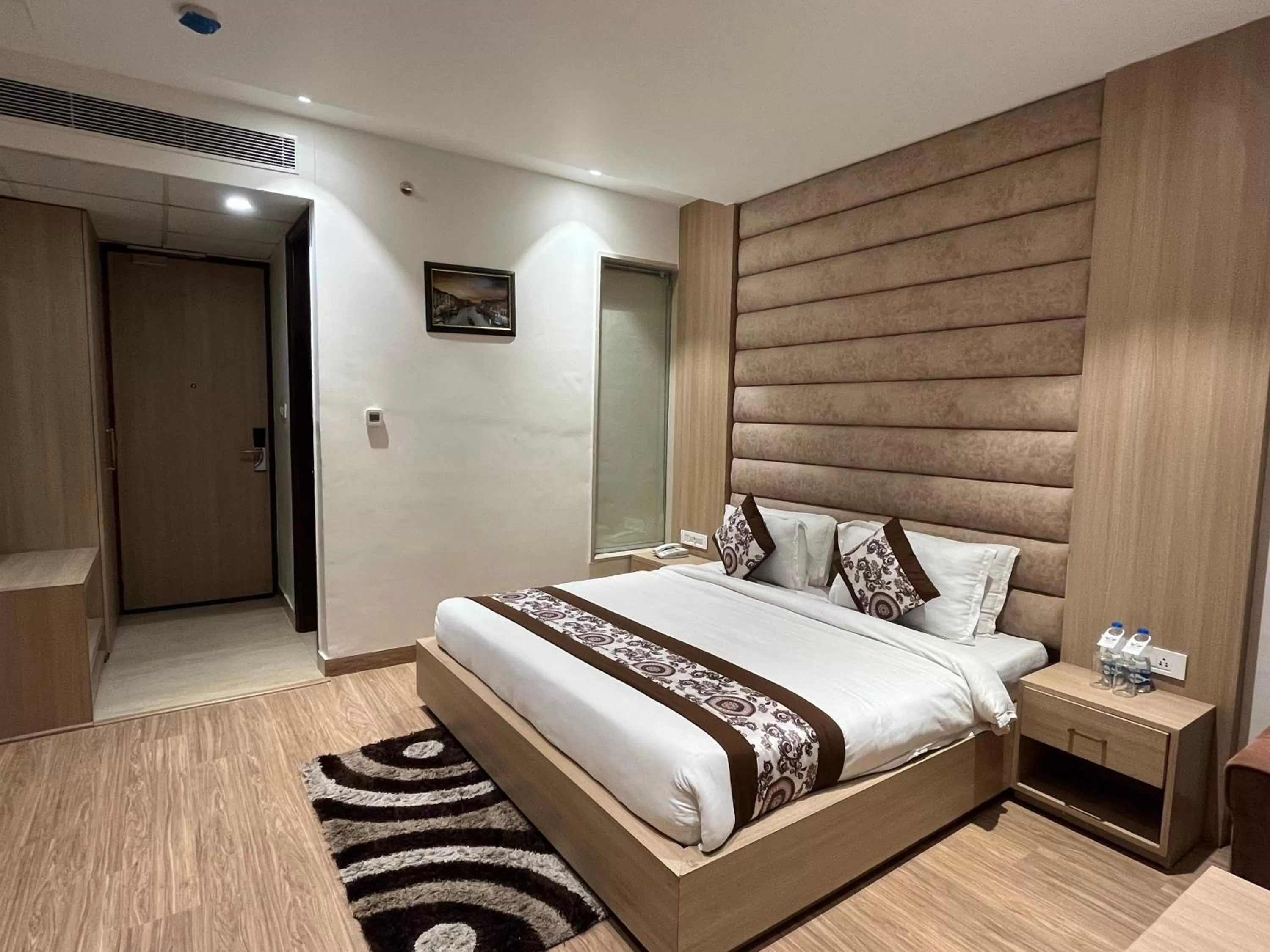 Photo of the whole room, Bed in RRV Hotel