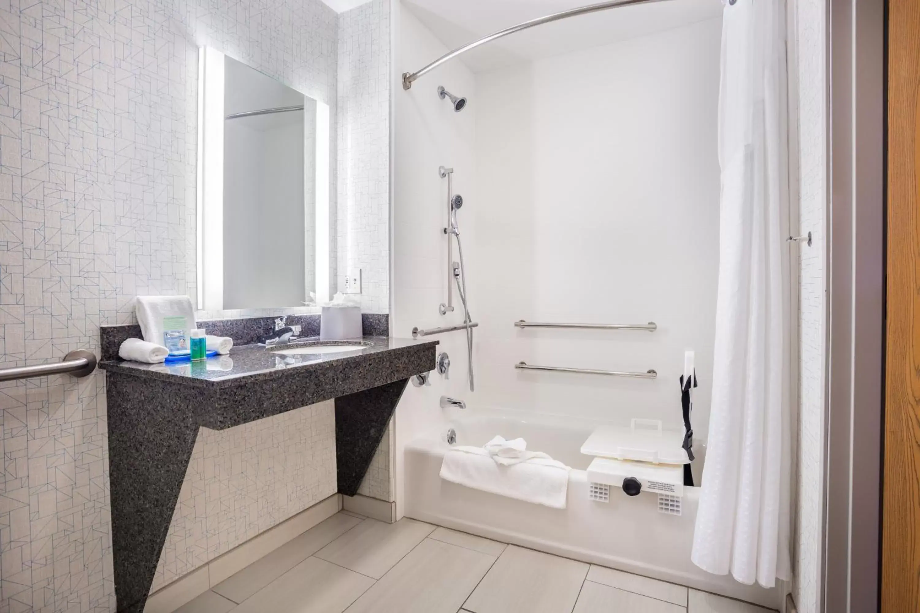 Standard Double Room with Two Double Beds and Accessible Tub - Mobility Access in Holiday Inn Express Wisconsin Dells by IHG Standard Double Room with Two Double Beds and Accessible Tub - Mobility Access in Holiday Inn Express Wisconsin Dells by IHG