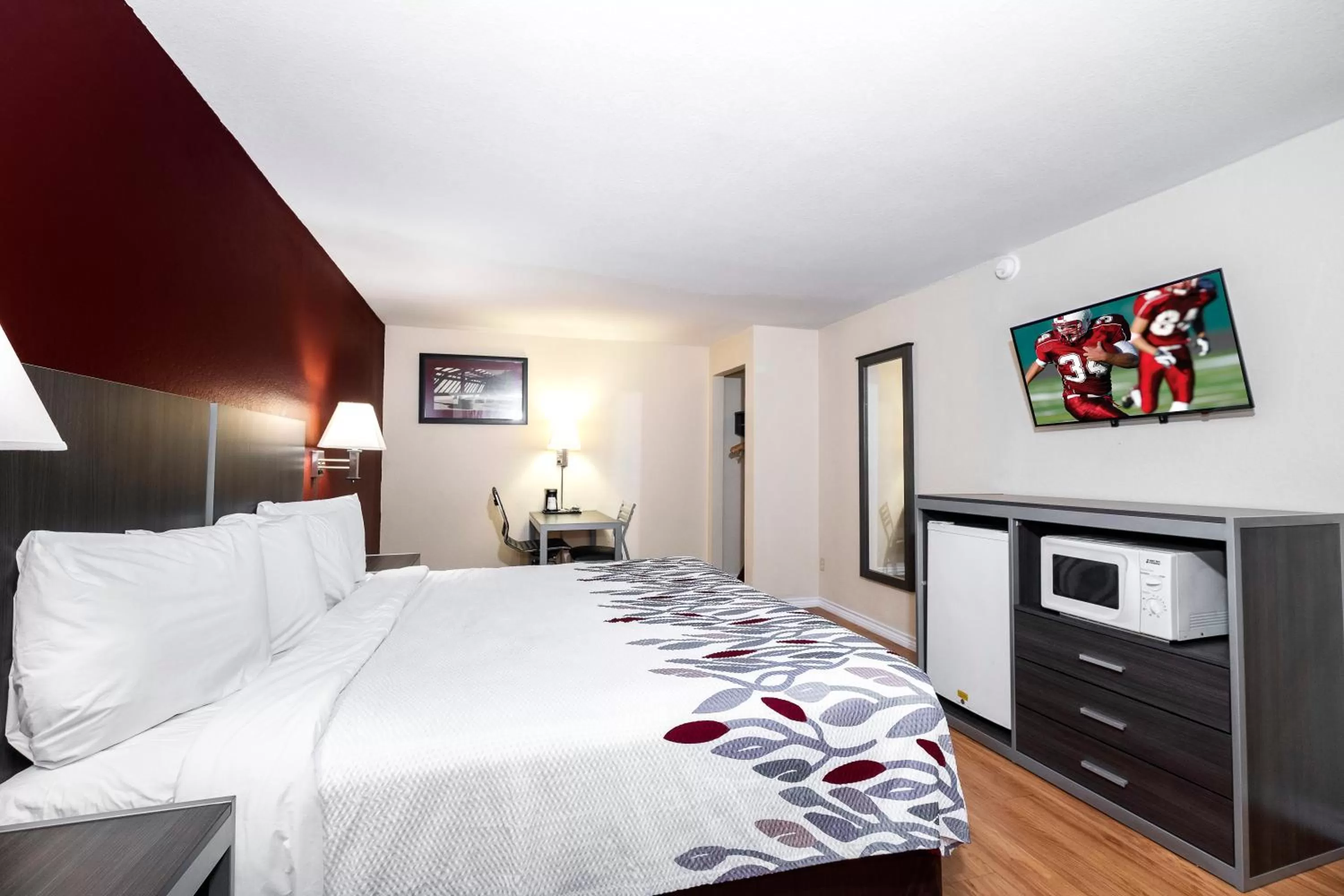 Photo of the whole room, Bed in Red Roof Inn Houston North - FM1960 & I-45