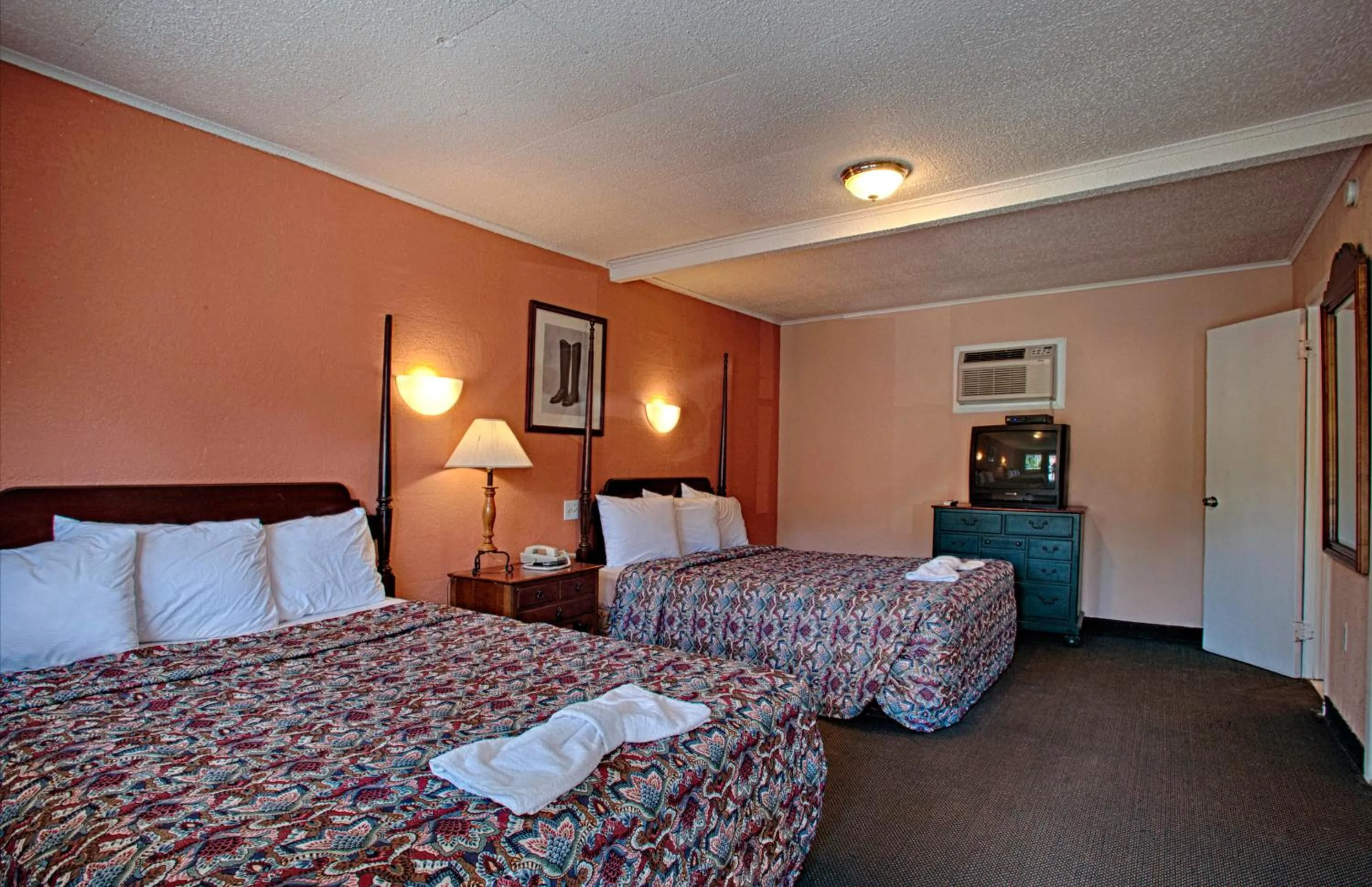 Bedroom, Bed in Economy Motel Inn and Suites Somers Point