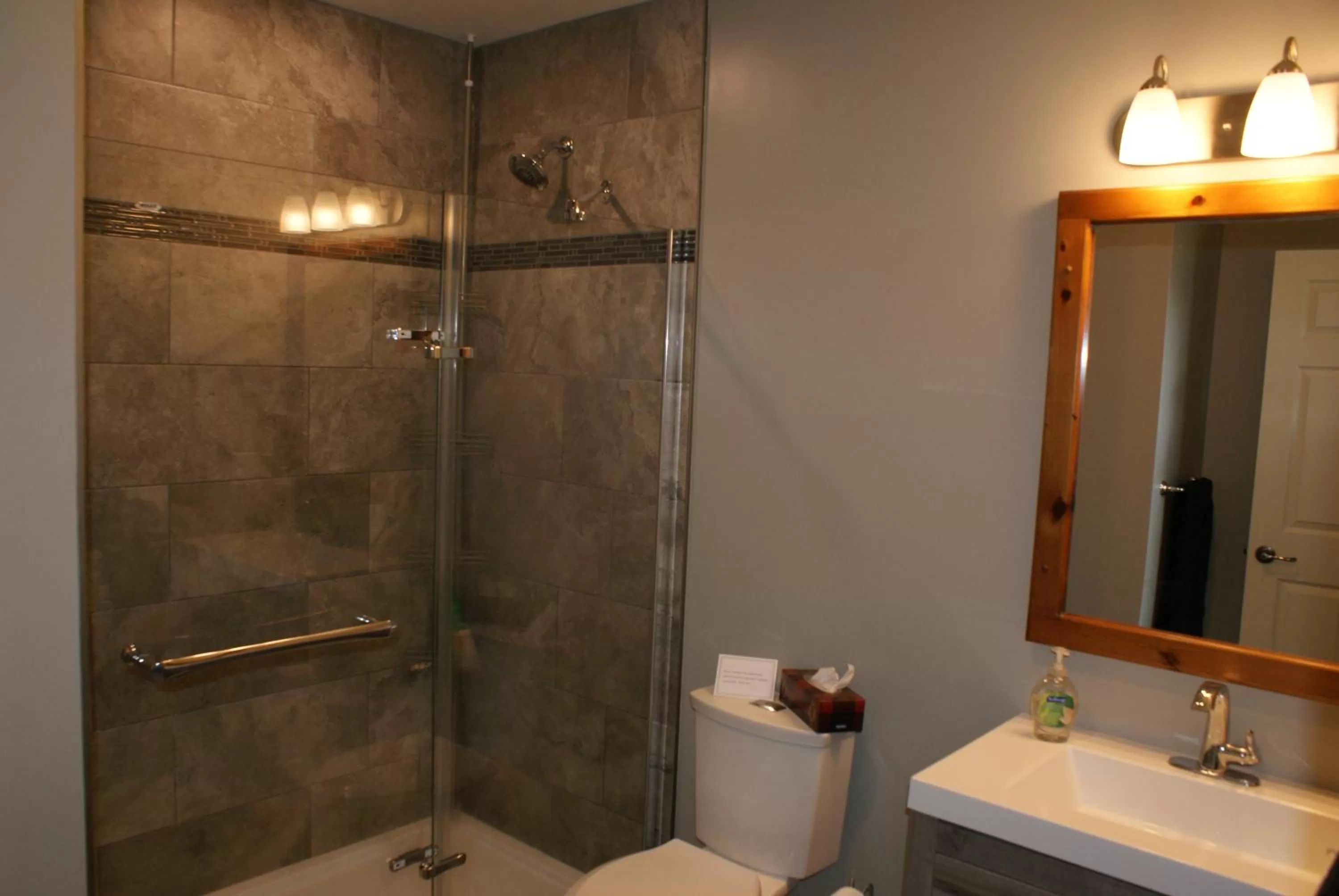 Bathroom in Top of Algonquin Bed and Breakfast