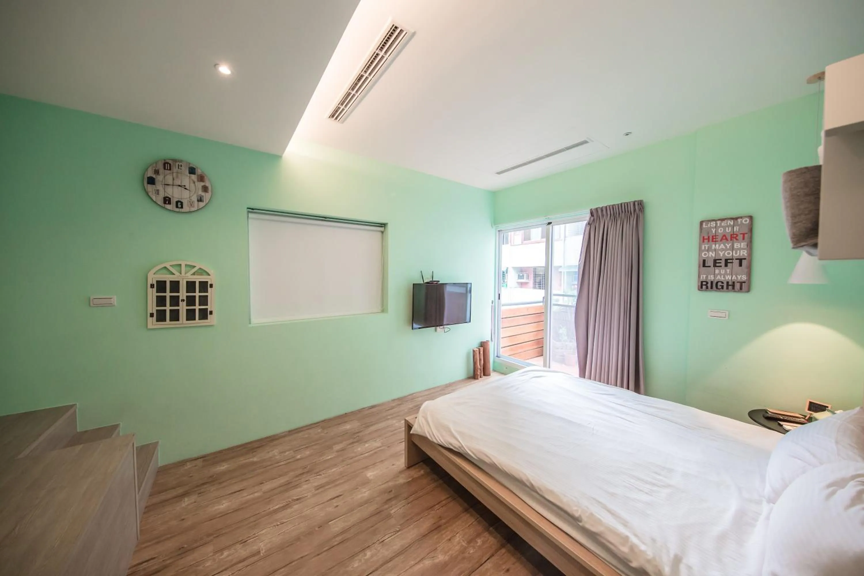 Photo of the whole room, Bed in Urban