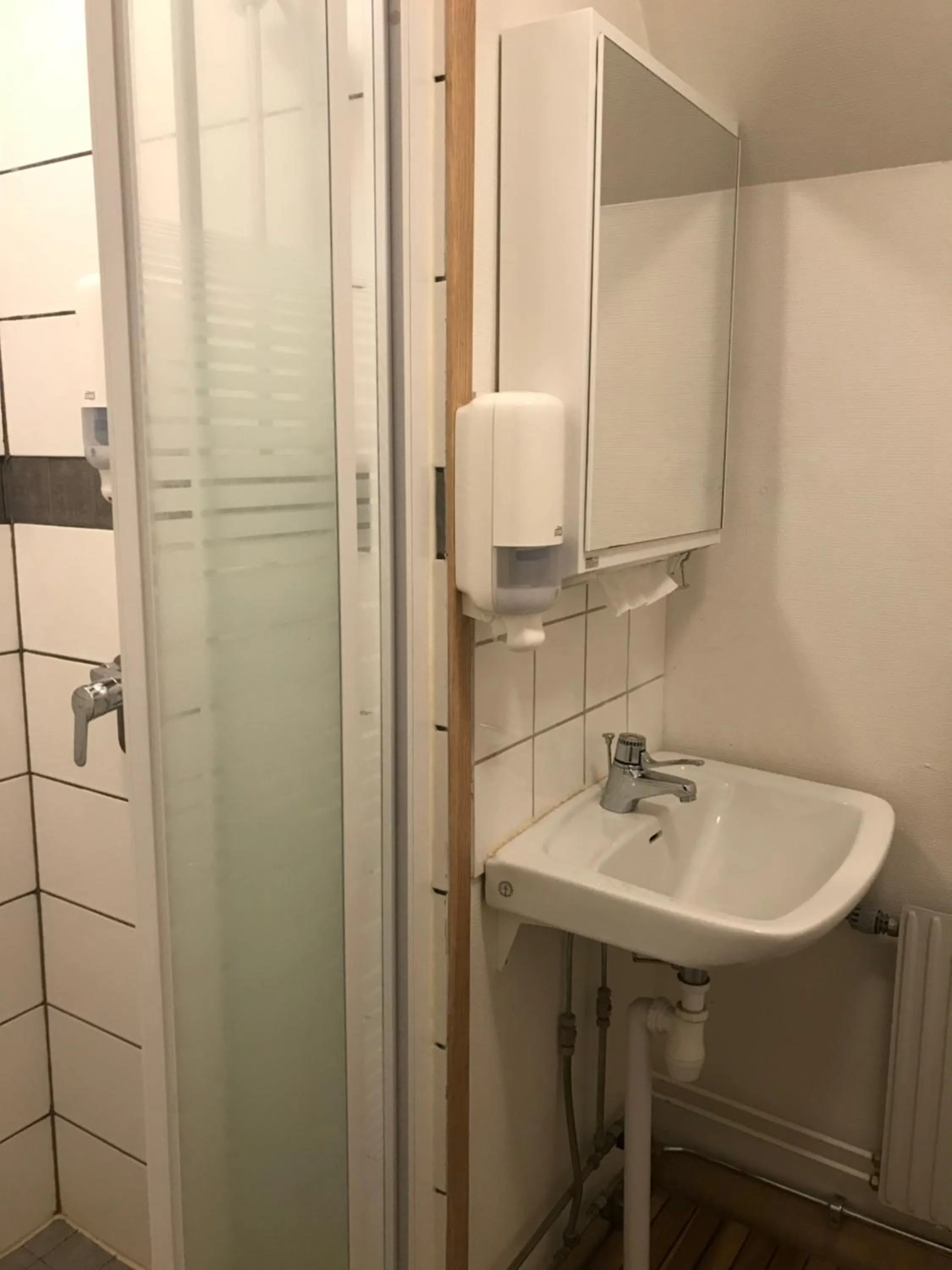 Shower in Halmstad Hotell & Vandrarhem Kaptenshamn